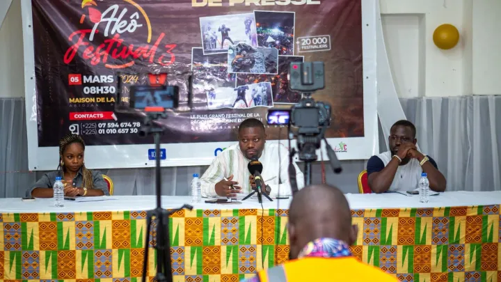 Image de Culture. L'excitation gourmande est à son comble à Agnibilékrou avec le début tant attendu de l'illustre Akô Festival 2024. Sous l'égide du Dr Kouman Koffi Anicet, médecin-vétérinaire et commissaire général de cet événement culinaire, les festivités ont été inaugurées ce mardi 5 mars 2024 à la Maison de la presse d'Abidjan-Plateau. Une occasion de dévoiler les contours de cette célébration gastronomique dédiée au poulet sous toutes ses formes. Un Thème Significatif pour l'Aviculture Moderne Placée sous le thème "Le rôle de la banque face à la valorisation de la chaîne de valeur en aviculture moderne", cette édition met en lumière l'importance de moderniser et de rendre durable l'élevage avicole. Le stade Abinan Kouakou Pascal à Agnibilékrou sera le point de convergence du 17 au 19 mai 2024, où plus de 20 000 convives sont attendus pour célébrer cette passion commune pour le poulet. La première journée du festival sera dédiée à la formation, réunissant techniciens du secteur et financiers pour discuter de l'évolution des différentes chaînes de valeur et des financements disponibles. Des expositions mettant en avant des structures de production, la vente d'équipements, et des services de santé complèteront cette journée d'ouverture. Le samedi sera rythmé par une kermesse offrant aux festivaliers une myriade d'activités ludiques. Cette journée revêt également une dimension sociale, avec des collectes de fonds et des dons prévus pour les familles nécessiteuses, une initiative étendue cette année aux zones rurales et aux populations les plus vulnérables. Concours Culinaire et Divertissements La dernière journée, le dimanche 19 mai, sera marquée par un concours culinaire d'exception mettant en compétition des plats créatifs à base de poulet. Les participants auront l'opportunité de faire valoir leur savoir-faire dans une ambiance festive et conviviale. Chaque soir, des concerts animés par des artistes locaux, nationaux et internationaux enflammeront la scène, offrant aux festivaliers des moments de divertissement inoubliables. Au fil des années, l'Akô Festival est devenu bien plus qu'un simple événement gastronomique. Il incarne désormais une véritable plateforme d'échange, d'apprentissage, et d'action sociale, attirant des milliers de visiteurs désireux de découvrir les richesses culinaires de la Côte d'Ivoire tout en contribuant au développement durable de l'aviculture moderne. Alors que les festivités battent leur plein à Agnibilékrou, une question demeure : quelles seront les répercussions de cette célébration culinaire sur l'avenir de l'aviculture et de la gastronomie ivoiriennes ? À travers l'Akô Festival 2024, une chose est certaine : le poulet sera à l'honneur, porteur de traditions, de savoir-faire, et de convivialité, pour le plus grand plaisir des papilles et des cœurs.