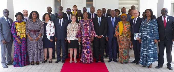 Image de Politique. Lundi dernier, le 4 mars 2024, a marqué un moment significatif dans les relations parlementaires entre la Côte d'Ivoire et le Canada. La Présidente du Sénat de Côte d'Ivoire, SE Mme Kandia Kamissoko Camara, a accueilli son homologue canadienne, SE Mme Raymonde Gagne, et sa délégation au siège du Sénat à Yamoussoukro. Cette visite s'inscrit dans le cadre du renforcement des liens de coopération entre les deux pays, mettant en lumière plusieurs projets communs. Dialogue Constructif et Échanges de Vue La rencontre a débuté par un tête-à-tête entre les deux présidentes des institutions sénatoriales, suivi d'un entretien bilatéral entre les délégations. Lors du point de presse qui a suivi, SE Mme Kandia Kamissoko Camara a chaleureusement accueilli SE Mme Raymonde Gagne, soulignant l'importance de cette visite historique. Les deux dirigeantes ont échangé sur divers projets de coopération dans des domaines clés tels que l'éducation, les mines, les nouvelles technologies et l'agriculture. SE Mme Camara a exprimé sa satisfaction quant à l'évolution positive des relations bilatérales, soulignant leur origine en 1962. Elle a également souligné la nécessité d'intensifier et de diversifier les relations de coopération, en particulier sur le plan parlementaire. Apprentissage Mutuel et Éducation SE Mme Camara a évoqué l'importance de tirer parti de l'expérience parlementaire du Canada, en particulier depuis la création de son Sénat en 1867. Elle a souligné la volonté du Sénat de Côte d'Ivoire d'apprendre et de s'améliorer en s'inspirant de cette longue expérience. La Présidente du Sénat ivoirien a également exprimé sa gratitude envers son homologue canadienne pour avoir déjà accueilli des sénateurs et du personnel du Sénat ivoirien au Canada. Elle a souligné l'importance de renforcer ces échanges dans l'intérêt des deux peuples. Francophonie et Échanges Culturels Soulignant l'appartenance des deux pays à la francophonie, SE Mme Camara a mis en avant la transition vers une francophonie des peuples. Elle a exprimé sa satisfaction quant à l'évolution des échanges et du partage entre les deux nations. De son côté, SE Mme Gagne a salué l'hospitalité légendaire du peuple ivoirien et a exprimé sa gratitude envers SE Mme Camara pour l'organisation de ces échanges. Elle a souligné l'importance d'écouter et de comprendre les opinions des autres pour améliorer les relations internationales. SE Mme Gagne a évoqué le sens de sa visite en Côte d'Ivoire, soulignant son objectif de renforcer les relations entre les peuples francophones. Elle a mis en avant l'importance de l'éducation, de la recherche et de la formation de la main-d'œuvre dans le développement socio-économique. Les discussions ont également porté sur le commerce bilatéral, la coopération culturelle et la valorisation des bonnes pratiques. Les deux dirigeantes ont exprimé leur confiance dans le potentiel de développement des relations entre la Côte d'Ivoire et le Canada dans les années à venir. La visite de SE Mme Raymonde Gagne en Côte d'Ivoire marque une étape importante dans les relations bilatérales entre les deux pays. Elle témoigne de l'engagement mutuel à renforcer la coopération parlementaire et à promouvoir le développement socio-économique. Alors que les échanges se poursuivent, une question demeure : quelles opportunités supplémentaires s'ouvriront pour les deux pays dans le cadre de cette coopération renforcée ?