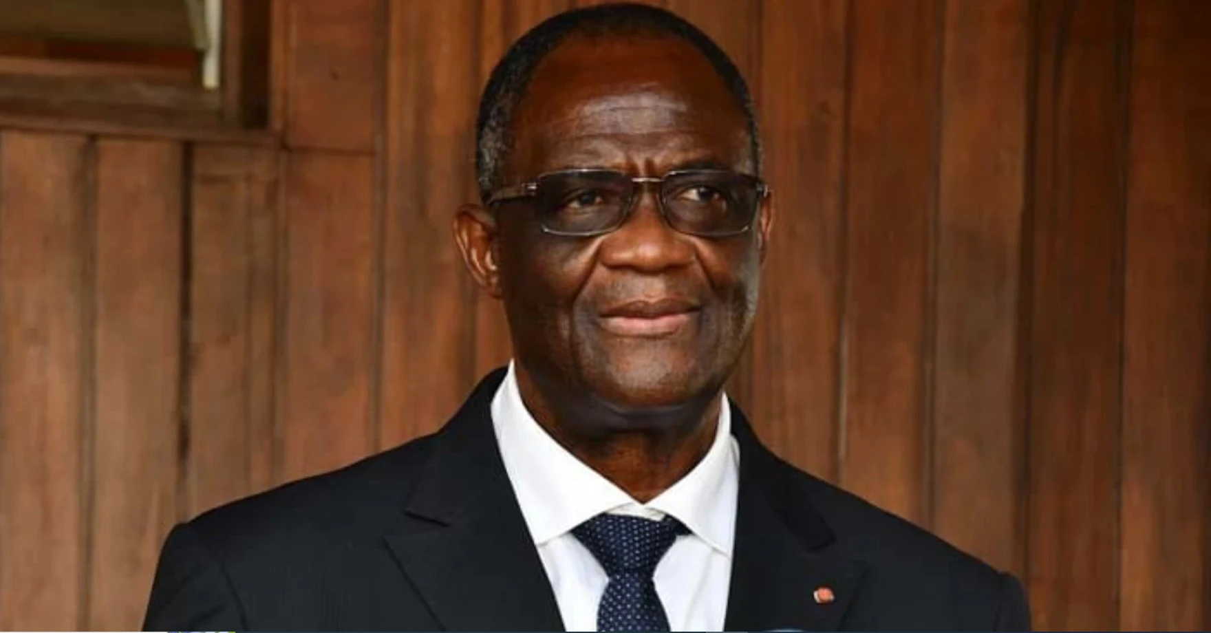 Image de Politique. Le paysage politique ivoirien est en pleine ébullition avec les récentes nominations au sein du Parti démocratique de Côte d'Ivoire (PDCI-RDA). Tidjane Thiam, président du parti, a dévoilé lors d'une annonce historique le mardi 5 mars 2024, les nouveaux visages qui façonneront l'avenir du parti. Cette annonce marque un tournant majeur dans la stratégie du PDCI-RDA en vue des élections présidentielles de 2025. Changement au Poste Clé Au cœur de cette transformation se trouve le remplacement du vétéran politique Maurice Kacou Guikahué au poste de Secrétaire Exécutif par Emmou Sylvestre, une figure montante au sein du parti. Cette décision, bien que surprenante pour certains, témoigne de la volonté de Tidjane Thiam de dynamiser et de moderniser le leadership du PDCI-RDA. Maurice Kacou Guikahué, malgré son éviction de son rôle précédent, reste un acteur central dans les rouages du parti. Son nouveau titre de Haut-conseiller du District du Gôh Djiboua souligne son influence continue au sein du PDCI-RDA, et son expertise politique reste une ressource inestimable pour le parti. Restructuration et Nouvelle Vision La réorganisation du PDCI-RDA sous la direction de Tidjane Thiam vise à créer une structure plus agile et compétitive. Les Hauts-représentants nommés dans chaque district du pays et pour la diaspora joueront un rôle crucial dans la coordination des activités électorales et la représentation du président du parti à travers le pays. La nomination de membres clés au sein du Secrétariat Exécutif, tels que le Dr. Véi Bernard, Mme Manouan Geneviève, et Traoré Soumaïla Brédoumi, reflète la diversité des compétences au sein du parti. Ces nouveaux membres apporteront une expertise précieuse dans des domaines cruciaux tels que l'économie, la communication, et la mobilisation politique. Un Cap sur l'Avenir Avec ces changements significatifs, le PDCI-RDA entre dans une nouvelle ère de son histoire. Sous la direction visionnaire de Tidjane Thiam, le parti se prépare à relever les défis à venir, y compris les élections présidentielles de 2025. L'objectif est clair : moderniser le parti, renforcer sa base électorale, et défendre les valeurs démocratiques pour lesquelles le PDCI-RDA est connu depuis des décennies. Alors que le PDCI-RDA se réinvente, une question demeure : ces changements seront-ils suffisants pour revitaliser le parti et le propulser vers de nouveaux succès électoraux ? Seul l'avenir nous le dira. En attendant, l'attention est tournée vers le rôle que jouera le PDCI-RDA dans le paysage politique ivoirien à l'approche des élections cruciales de 2025.