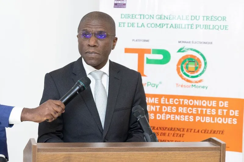 Image de Politique. Ahoussi Arthur Augustin Pascal, récemment nommé Directeur Général du Trésor et de la Comptabilité Publique, incarne l'excellence dans le service public ivoirien. Son parcours impressionnant, marqué par des réussites professionnelles remarquables, en fait une figure emblématique de l'administration financière du pays. Jeunesse et Formation Né le 22 avril 1962 à New York aux États-Unis d'Amérique, M. Ahoussi Arthur Augustin Pascal a bénéficié d'une éducation solide qui a posé les bases de son succès futur. Après l'obtention de son baccalauréat économique au Lycée la Colinière à Nantes (France), il a poursuivi ses études à l'Université d'Abidjan, où il a brillamment décroché une maîtrise en Économie Publique, se distinguant en tant que Major de sa promotion. Sa soif de connaissances l'a ensuite conduit à l'Université d'Illinois à Urbana-Champaign aux États-Unis, où il a obtenu un Master of Science en Recherche Opérationnelle, mettant ainsi en lumière sa capacité à maîtriser des disciplines complexes et à résoudre des problèmes avec ingéniosité. Un Parcours Professionnel Brillant Après avoir consolidé ses connaissances académiques, Ahoussi Arthur Augustin Pascal a intégré l'École Nationale d'Administration (ENA) en 1995, au sein de laquelle il a choisi l'option Trésor, marquant ainsi le début d'une carrière remarquable dans l'administration publique. Son ascension au sein de la Direction Générale du Trésor et de la Comptabilité Publique témoigne de son engagement et de son expertise. En tant que Chargé d'Études auprès du Directeur Général, il a rapidement démontré ses compétences et sa vision stratégique, ouvrant ainsi la voie à des responsabilités croissantes. Devenu Fondé de Pouvoirs de l'Agence Comptable Centrale du Trésor (ACCT), Ahoussi Arthur Augustin Pascal a occupé divers postes clés, notamment en tant qu'Agent Comptable auprès de l'Office Central de la Mécanographie (Ex OCM) et du Centre Ivoirien Anti-Pollution (CIAPOL), ainsi que Comptable Principal de la Cellule Solidarité et Action Humanitaire, démontrant ainsi sa polyvalence et sa capacité à relever des défis variés. Leadership et Innovation Au fil des années, Ahoussi Arthur Augustin Pascal s'est distingué par son leadership éclairé et ses initiatives novatrices. En tant que Trésorier Général de la Circonscription Financière de Yamoussoukro, il a mené des réformes audacieuses, telles que la mise en place de la Gestion des Fournisseurs par le Net (GefNet) et le Système de Management Intégré Qualité et Contrôle Interne, qui ont valu au Trésor Public de remporter le Prix d'Excellence de la Meilleure Administration Numérique en 2013. Sous sa direction, la Trésorerie Générale d'Abidjan Nord a également été récompensée pour son excellence et son engagement envers la qualité de service. Les succès obtenus ont été le fruit d'une vision stratégique claire, d'une gestion efficace des ressources et d'un engagement indéfectible envers l'amélioration continue. La nomination d'Ahoussi Arthur Augustin Pascal en tant que Directeur Général du Trésor et de la Comptabilité Publique représente une reconnaissance méritée de son parcours remarquable et de sa contribution exceptionnelle à l'administration publique ivoirienne. Alors que le pays se prépare à relever de nouveaux défis économiques et financiers, Ahoussi Arthur Augustin Pascal est bien placé pour guider le Trésor Public vers l'avenir, en mettant l'accent sur l'efficacité, la transparence et l'innovation. Sa nomination suscite l'espoir et l'enthousiasme, témoignant de la confiance placée en lui pour diriger l'une des institutions financières les plus importantes du pays. En tant que nouveau Directeur Général, Ahoussi Arthur Augustin Pascal est appelé à relever des défis complexes et à piloter le Trésor Public vers de nouveaux sommets de réussite et de performance. Quelles Initiatives Innovantes Pensez-vous que le Nouveau Directeur Général Devrait Mettre en Place Pour Renforcer l'Efficacité et la Transparence du Trésor Public?