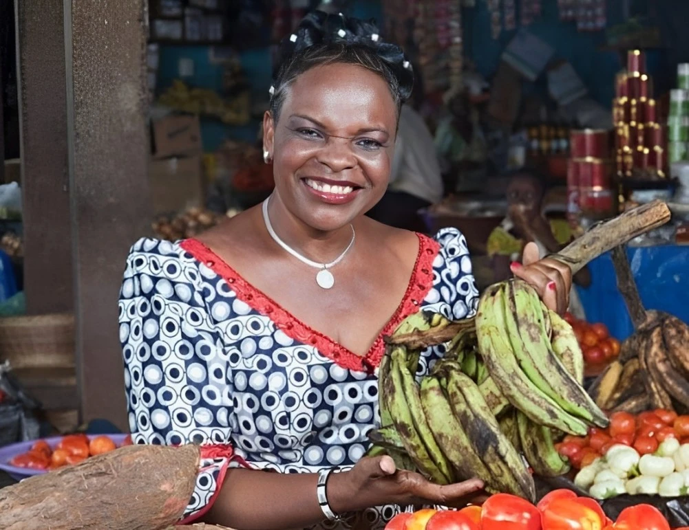 Image de Agriculture. Trois ans se sont écoulés depuis le départ d'Irié Lou Colette, une personnalité emblématique dont l'empreinte dans le domaine de l'agriculture en Côte d'Ivoire reste indélébile. Celle qui fut une femme d'affaires remarquable et une pionnière de l'autonomisation des femmes a consacré quatre décennies à servir son pays et à promouvoir le développement agricole. Un Engagement Inébranlable pour l'Autonomisation et le Développement Née en 1956, Irié Lou Colette a rapidement embrassé sa vocation dans le secteur agricole. Sa vision audacieuse et son dévouement sans faille l'ont conduite à fonder la Fédération Nationale des Sociétés Coopératives de Vivrières de Côte d'Ivoire (FENASCOVICI) en 2001. À travers cette initiative, elle a rassemblé plus de 5 000 femmes agricultrices, avec pour objectif principal de lutter contre la cherté de la vie en fournissant des produits vivriers de qualité sur le marché. Le travail remarquable d'Irié Lou Colette n'est pas resté dans l'ombre. En 2008, la FAO lui a décerné la Médaille de Meilleure Artisane de la sécurité alimentaire de Côte d'Ivoire, en reconnaissance de son rôle crucial dans la garantie de la sécurité alimentaire du pays. Par la suite, elle a été honorée en étant élevée au rang d'Officier de l'Ordre du Mérite National de Côte d'Ivoire. Un Héritage Inspirant Même après sa disparition en 2021, l'héritage d'Irié Lou Colette demeure vivant à travers les nombreuses initiatives qu'elle a lancées et les vies qu'elle a touchées. Son engagement pour l'autosuffisance alimentaire continue d'inspirer de nouvelles générations d'agriculteurs et d'entrepreneurs, et son impact se fait sentir bien au-delà de ses années de service. Alors que nous commémorons le troisième anniversaire de sa disparition, nous nous interrogeons sur le prochain chapitre de l'héritage laissé par Irié Lou Colette. Quelles nouvelles initiatives inspirantes émergeront pour perpétuer son œuvre et réaliser son rêve d'une Côte d'Ivoire prospère et autosuffisante sur le plan alimentaire ?