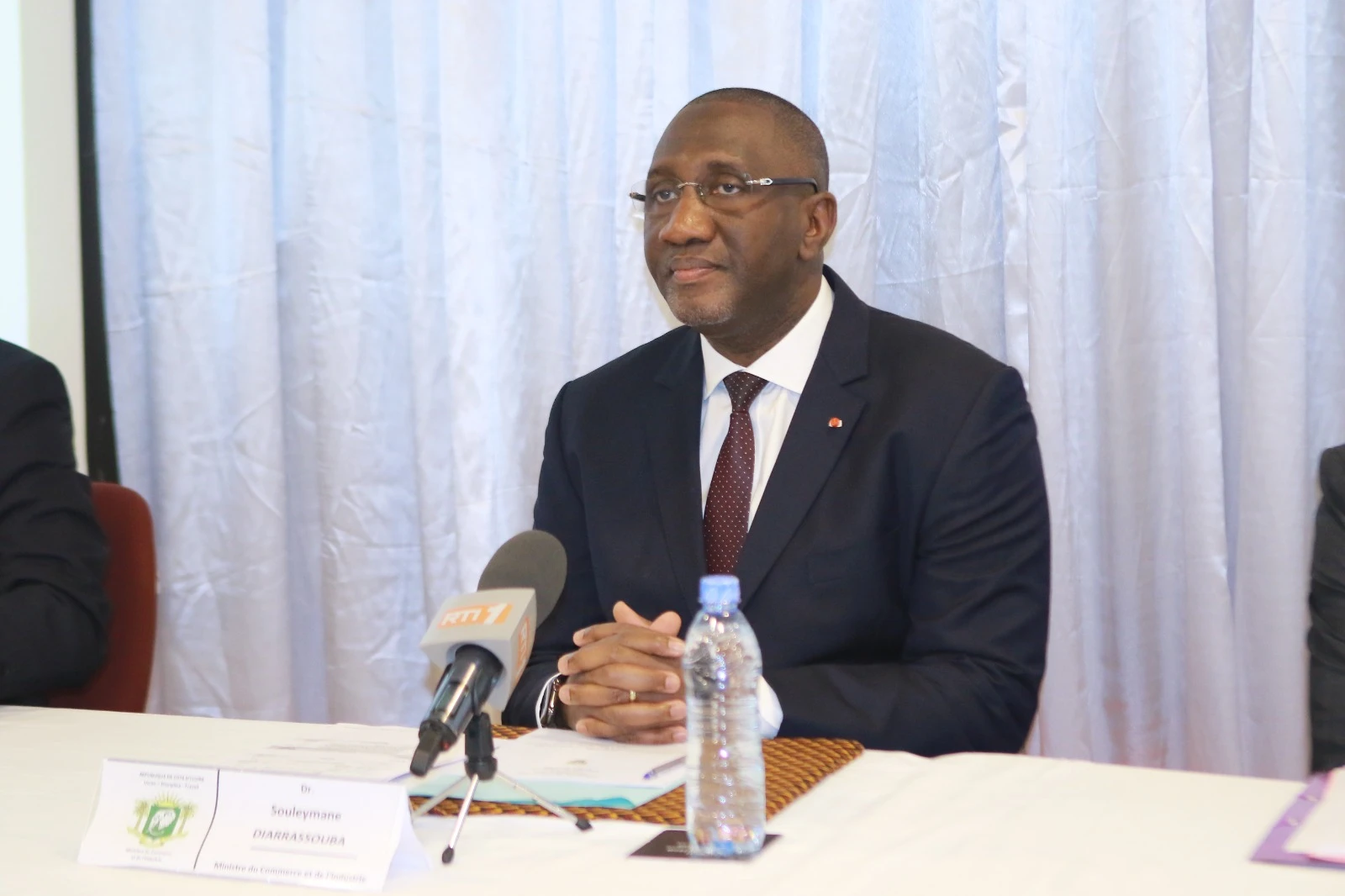 Image de Société. Lors de sa rentrée budgétaire à Pullman Hôtel d’Abidjan, le Ministère du Commerce et de l’Industrie a dressé le bilan de ses activités pour l'année écoulée et a dévoilé ses projets ambitieux pour l'année 2024. Sous la houlette de Dr Souleymane Diarrassouba, le ministère s'est engagé dans une série d'actions visant à dynamiser le secteur commercial et industriel du pays. Feuille de Route 2023 : un bilan satisfaisant La présentation du tableau de bord des activités du Ministère du Commerce et de l’Industrie a révélé des résultats encourageants pour l'année précédente. Sur les 13 réformes prévues, 7 ont été adoptées, tandis que 18 projets sur 31 ont été achevés. Ces réalisations témoignent de l'engagement du Ministère à mettre en œuvre des réformes concrètes pour favoriser le développement économique du pays. Parmi les projets phares réalisés en 2023, la construction du Parc des Expositions d’Abidjan se distingue par son envergure et son impact sur l'organisation d'événements internationaux. De plus, l'élaboration de la cartographie des accords commerciaux et l'étude de faisabilité pour la création d'un fonds de financement du développement industriel témoignent de l'engagement du ministère à promouvoir l'industrialisation du pays. L'aménagement des plateformes agro-industrielles et la labellisation de produits du terroir en Indication Géographique Protégée illustrent également les efforts déployés pour valoriser le potentiel agricole de la Côte d'Ivoire. Les grands projets pour 2024 Pour l'année 2024, le Ministère du Commerce et de l'Industrie prévoit de concentrer ses efforts sur 14 projets d'envergure, destinés à avoir un impact significatif sur la population. Parmi ces projets figurent le renforcement de la lutte contre la vie chère, la construction de marchés ruraux de proximité et la mise en œuvre du projet DAICE visant à améliorer l'efficacité du commerce intérieur. Le développement de l'industrie automobile, la construction de centres d'apprentissage et la poursuite des projets de réhabilitation des marchés de gros témoignent de la diversité des initiatives envisagées par le Ministère pour stimuler la croissance économique et créer des opportunités d'emploi. Au vu des réalisations accomplies et des projets ambitieux annoncés, l'année 2024 s'annonce prometteuse pour le secteur du commerce et de l'industrie en Côte d'Ivoire. Le Ministère du Commerce et de l'Industrie, sous la direction éclairée de Dr Souleymane Diarrassouba, s'engage à poursuivre ses efforts pour favoriser le développement économique et social du pays. Alors que le pays se tourne vers l'avenir, il reste une question en suspens : quels seront les défis à relever et les opportunités à saisir pour assurer une croissance durable et inclusive ?