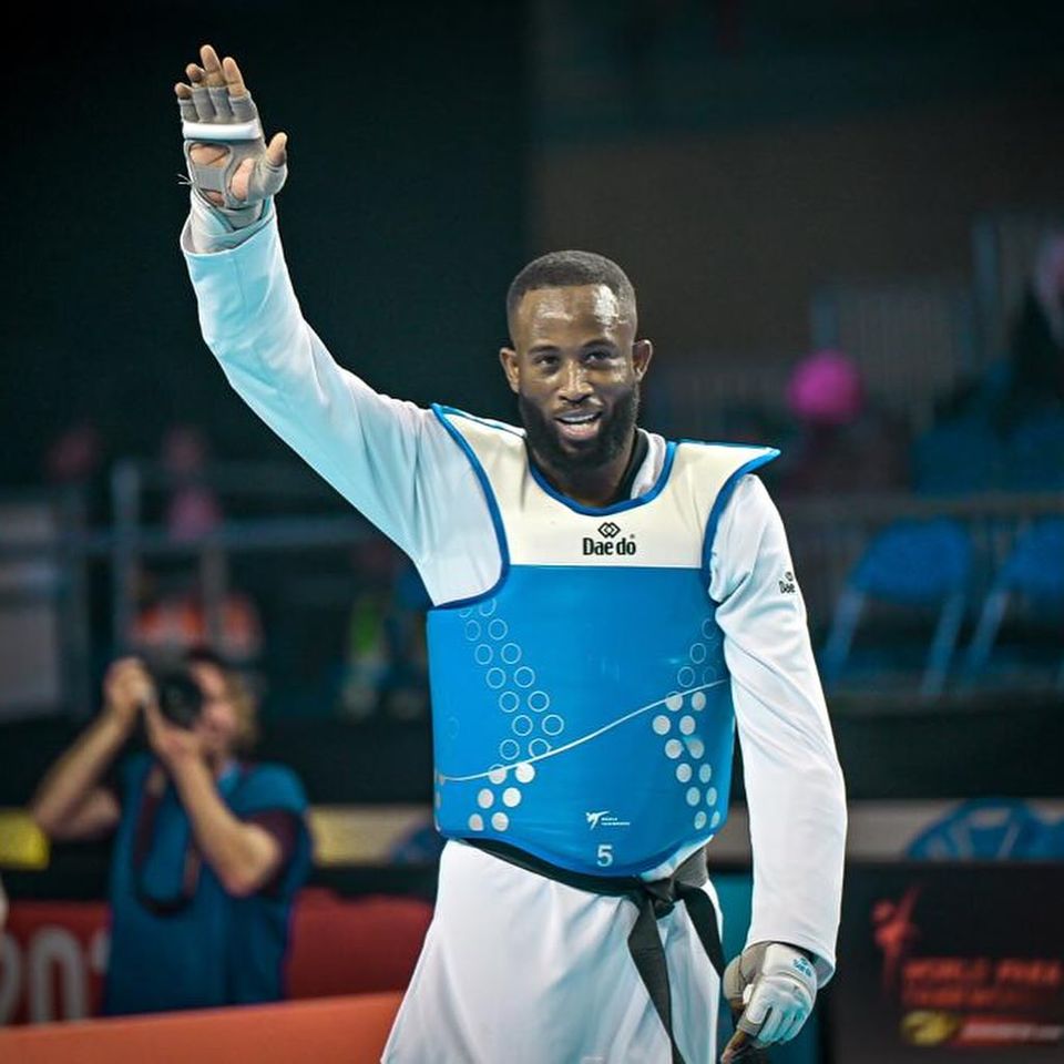 Image de Sport. L'annonce récente par le président de la Fédération ivoirienne de Taekwondo (Fitkd), Jean-Marc Yacé, de la qualification de trois athlètes ivoiriens pour les Jeux Olympiques de Paris 2024 a suscité une vive excitation au sein de la communauté sportive ivoirienne et au-delà. Cissé Cheick Salah, Ruth Gbagbi et Astan Bathily se préparent à représenter fièrement leur pays sur la scène mondiale. Cissé Cheick Salah : Un Champion Déterminé Cissé Cheick Salah est une figure emblématique du Taekwondo ivoirien. Son parcours vers les Jeux Olympiques de Paris 2024 est le fruit d'années d'entraînement acharné, de détermination et de passion pour son sport. En tant que médaillé d'or aux Jeux Olympiques de Rio 2016, Cissé est un compétiteur redoutable qui incarne l'excellence et l'ambition des athlètes ivoiriens. Sa présence aux Jeux Olympiques de Paris 2024. suscite de grandes attentes, alors qu'il vise à réitérer son succès passé et à ajouter une nouvelle médaille à sa collection. Son dévouement et sa discipline sur le tapis de Taekwondo en font un concurrent redoutable, et les supporters ivoiriens attendent avec impatience de le voir briller une fois de plus sur la scène internationale. Ruth Gbagbi : Une Force Féminine Imparable Ruth Gbagbi, également qualifiée pour les Jeux Olympiques de Paris 2024, est une force à part entière dans le monde du Taekwondo féminin. Originaire de la Côte d'Ivoire, Ruth a su s'imposer comme l'une des meilleures athlètes de sa catégorie, remportant des médailles aux Championnats du Monde et aux Jeux Olympiques. Sa présence aux Jeux Olympiques de Paris 2024 représente une opportunité pour elle de poursuivre son ascension vers le sommet du Taekwondo mondial. Dotée d'une technique impeccable et d'une détermination inébranlable, Ruth incarne la puissance et la grâce sur le tapis, inspirant des générations de jeunes athlètes à suivre ses pas. Sa participation aux Jeux est un moment d'orgueil pour la Côte d'Ivoire et une source d'inspiration pour les femmes et les filles à travers le pays. Astan Bathily : La Nouvelle Étoile Montante Parmi les qualifiés pour les Jeux Olympiques de Paris 2024, Astan Bathily représente la nouvelle génération montante du Taekwondo ivoirien. À un jeune âge, Astan a déjà démontré un talent exceptionnel et un potentiel prometteur dans son sport. Sa qualification pour les Jeux Olympiques est un témoignage de son engagement et de son dévouement envers l'excellence athlétique. Alors qu'il se prépare à faire ses débuts olympiques, Astan Bathily est sur le point de réaliser un rêve de toute une vie. Son énergie, sa détermination et son désir de réussir sont palpables, et il est prêt à saisir cette occasion pour faire briller les couleurs de la Côte d'Ivoire sur la scène mondiale. Les supporters ivoiriens ont hâte de voir ce que l'avenir réserve à cette jeune star montante du Taekwondo. Les Attentes et les Espoirs des Supporters Ivoiriens Pour les supporters ivoiriens, la qualification de Cissé Cheick Salah, Ruth Gbagbi et Astan Bathily pour les Jeux Olympiques de Paris 2024 est une source de fierté et d'excitation. Ces athlètes talentueux incarnent l'excellence sportive et sont de véritables ambassadeurs de leur pays. Les supporters ont de grandes attentes quant à leur performance aux Jeux, espérant qu'ils porteront haut les couleurs de la Côte d'Ivoire et contribueront à l'enrichissement du patrimoine sportif du pays. En conclusion, la qualification de Cissé Cheick Salah, Ruth Gbagbi et Astan Bathily pour les Jeux Olympiques de Paris 2024 représente un moment de grande fierté pour la Côte d'Ivoire. Ces athlètes exceptionnels ont travaillé dur pour atteindre ce niveau de compétition et sont prêts à représenter dignement leur pays sur la scène mondiale. Leur présence aux Jeux Olympiques incarne l'esprit de l'excellence sportive et inspire des générations de jeunes athlètes ivoiriens à poursuivre leurs rêves avec détermination et passion. Bonne chance aux éléphants !