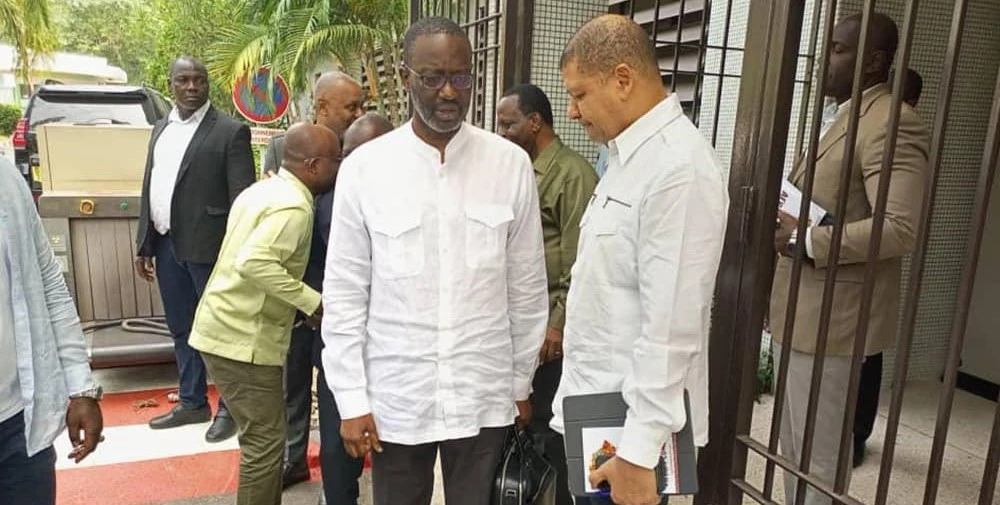 Image de Politique. Le président du Parti Démocratique de Côte d'Ivoire - Rassemblement Démocratique Africain (PDCI-RDA), Tidjane Thiam, a récemment pris acte de la démission de Jean-Louis Billon du secrétariat exécutif du parti. Cette annonce, qui a fait l'effet d'une bombe au sein du PDCI-RDA, a été confirmée par le porte-parole Brédoumy Soumaïla dans un communiqué officiel. Des motifs personnels évoqués Dans un courrier daté du mercredi 6 mars 2023, Jean-Louis Billon a officiellement rejeté sa nomination au poste de secrétaire exécutif en charge de l’entrepreneuriat et des relations avec le secteur privé du PDCI-RDA. Il a invoqué des raisons personnelles pour justifier sa décision de quitter cet organe clé de la direction du parti. La démission de Jean-Louis Billon a suscité de vives réactions au sein du PDCI-RDA. Le président Thiam, par le biais de son porte-parole, a exprimé ses remerciements à Billon pour son engagement et son travail au sein du parti. Cependant, il a également souligné que des tentatives de communication antérieures avec Billon étaient restées infructueuses, ce qui a conduit à sa reconduction dans ses fonctions malgré son absence de consultations. Appel à la clarification Dans ce contexte de tensions croissantes, le PDCI-RDA a invité Jean-Louis Billon à clarifier sa position concernant sa nomination au poste de rapporteur du Haut-représentant du parti pour le District de la vallée du Bandama. Cette demande témoigne de l'importance accordée à la transparence et à la cohésion au sein du parti. Les relations entre Tidjane Thiam et Jean-Louis Billon n'étaient pas au beau fixe avant cette démission. En effet, Billon avait précédemment exprimé des réserves quant au processus électoral du PDCI-RDA, appelant à davantage de transparence. Cette nouvelle démission soulève donc des questions quant à l'avenir du parti et à sa capacité à maintenir l'unité au sein de ses rangs. La démission de Jean-Louis Billon du secrétariat exécutif du PDCI-RDA marque un tournant important dans l'histoire du parti. Face à ces nouveaux développements, une question se pose : quelles seront les conséquences de ce départ sur l'avenir du PDCI-RDA ? La réponse à cette interrogation pourrait façonner le paysage politique ivoirien dans les mois à venir.