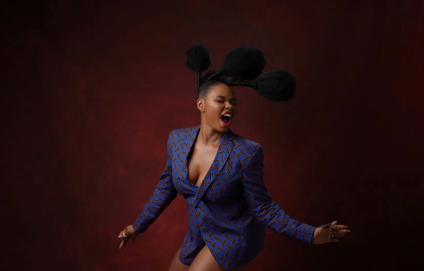 Image de Célébrités. Yemi Alade. Sa dernière photo a captivé l'attention de nombreux fans et a suscité des réactions diverses. Je suis ici pour partager mon point de vue sur cette photo et pour encourager chacun d'entre vous à participer à cette discussion. Yemi Alade : Une Étoile qui Brille de Plus Belle En tant que fan inconditionnel de Yemi Alade, je ne peux m'empêcher d'être ébloui par la magnificence de sa dernière photo. Cette artiste charismatique n'en finit jamais de nous impressionner avec son talent, sa beauté et sa présence scénique. Dans cette image, elle rayonne littéralement, capturant l'essence même de sa personnalité vibrante et de son aura envoûtante. Cette photo illustre parfaitement l'importance de l'image dans l'industrie de la musique contemporaine. Plus qu'une simple représentation visuelle, elle est devenue un outil essentiel pour les artistes afin de communiquer avec leur public, de susciter des émotions et de renforcer leur marque personnelle. Yemi Alade le comprend très bien et utilise son charisme naturel pour captiver ses fans à travers chaque instantané. Au-Delà de l'Esthétique : L'Empowerment Féminin Ce qui rend cette photo encore plus puissante, c'est le message d'empowerment féminin qu'elle véhicule. Yemi Alade incarne la force, la confiance et l'indépendance, inspirant des millions de femmes à travers le monde à embrasser leur propre pouvoir et à poursuivre leurs rêves sans aucune limite. Maintenant que j'ai partagé mon point de vue sur cette photo captivante, j'aimerais entendre ce que vous en pensez. Quelle est votre réaction en la voyant pour la première fois? Comment percevez-vous le rôle de la photographie dans l'industrie de la musique moderne? Et que pensez-vous de l'impact de Yemi Alade en tant qu'icône de l'empowerment féminin? N'hésitez pas à partager vos pensées, vos impressions et même vos propres expériences liées à ce sujet. En conclusion, la publication de cette photo par Yemi Alade ne marque pas seulement un moment dans sa carrière, mais elle nous invite également à réfléchir sur des questions plus larges telles que l'esthétique, le pouvoir de l'image et l'empowerment féminin. Je vous encourage tous à continuer à soutenir cette artiste extraordinaire et à participer activement à cette discussion. Ensemble, faisons en sorte que la voix de Yemi Alade résonne encore plus fort dans le monde de la musique et au-delà. Merci à tous pour votre attention et votre engagement continu dans cette conversation fascinante! Bien amicalement