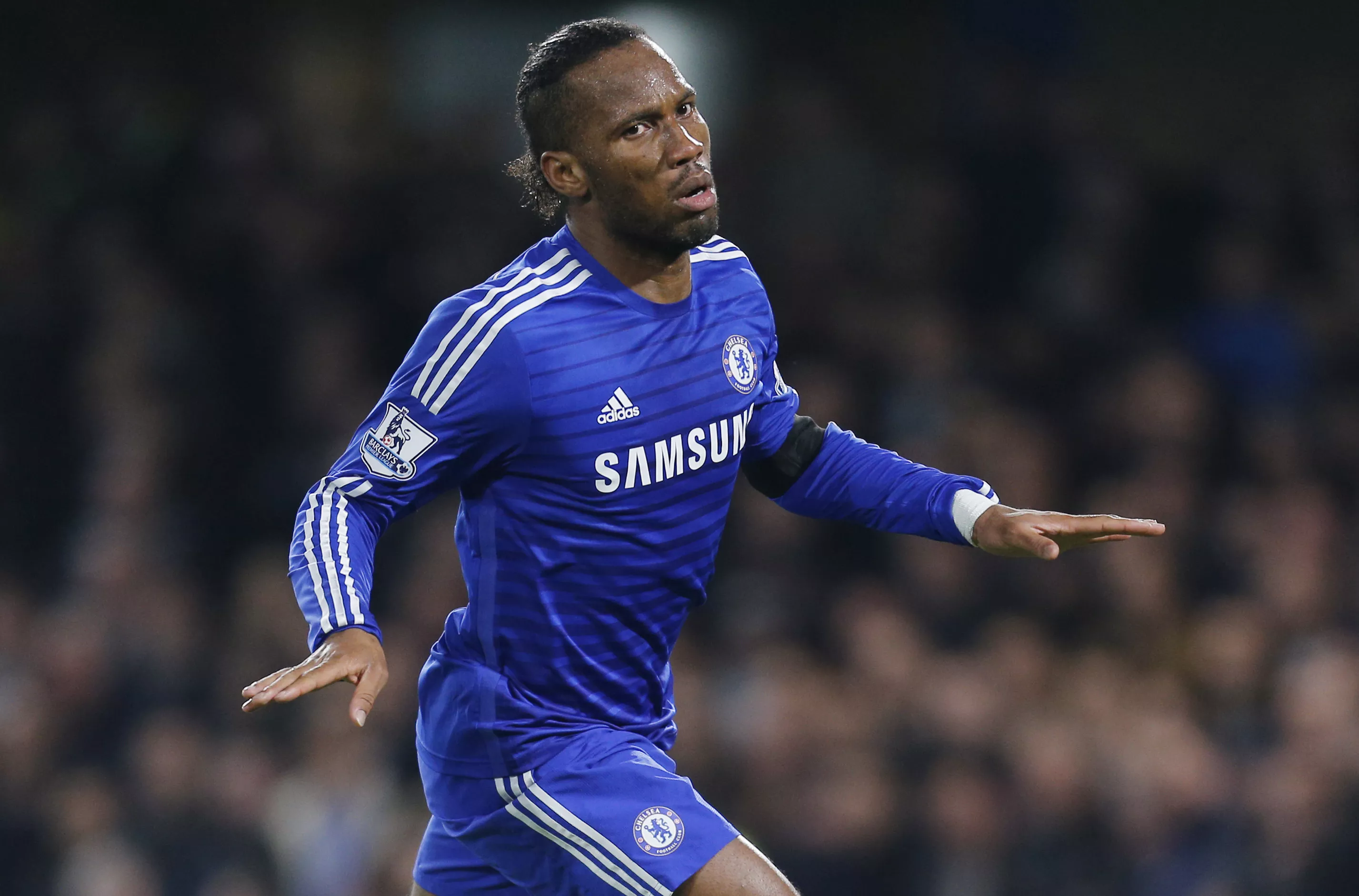 Image de Football. Didier Drogba, une légende du football, incarne à la fois la passion pour ce sport et l'engagement social. Né le 11 mars 1978 à Abidjan, en Côte d'Ivoire, son parcours exceptionnel transcende les frontières du terrain, le propulsant au rang d'icône mondiale. Retraçons le parcours d'un homme dont l'influence dépasse largement le domaine sportif. Didier Drogba : Un Parcours Semé d'Épreuves et de Triomphes Didier Drogba, symbole du talent africain, a tracé son chemin vers la gloire à travers une série de défis et de réussites. Né en Côte d'Ivoire, il a dû surmonter des obstacles dès ses débuts dans le football professionnel. Débuts au Mans (1997-2002) Le jeune Drogba fait ses premiers pas au Mans Union Club 72, sous l'aile attentive de Marc Westerloppe et Alain Pascalou. Malgré des débuts tumultueux marqués par les blessures, il parvient à se frayer un chemin vers le professionnalisme. Son expérience au Mans forge son caractère et l'endurcit pour les défis à venir. Éclat à Guingamp (2002-2003) Le transfert de Drogba à l'En Avant de Guingamp marque un tournant dans sa carrière. Malgré les doutes initiaux, il s'impose rapidement comme un pilier de l'équipe, démontrant son talent exceptionnel sur le terrain. Sous la direction de Bertrand Marchand, il atteint de nouveaux sommets, marquant des buts cruciaux et guidant l'équipe vers des succès inattendus. L'Épopée Marseillaise (2003-2004) Son passage à l'Olympique de Marseille reste gravé dans les mémoires des fans du club. Arrivé en provenance de Guingamp, Drogba devient rapidement une figure emblématique de l'équipe. Ses performances remarquables lui valent l'admiration de ses coéquipiers, des supporters et même des entraîneurs adverses, dont José Mourinho, qui prédisait déjà un grand avenir au jeune prodige. Le talent de Drogba ne passe pas inaperçu, même au-delà des frontières françaises. Son classement par le magazine So Foot parmi les 1000 meilleurs joueurs du championnat français atteste de son influence durable dans le monde du football. Mais l'influence de Drogba va bien au-delà de ses exploits sur le terrain. Son engagement en faveur du développement de son pays d'origine et de l'Afrique en général en fait une figure respectée dans le monde entier. En tant qu'ambassadeur de diverses organisations internationales, il utilise sa notoriété pour promouvoir des causes humanitaires et sociales qui lui tiennent à cœur. Alors que Drogba continue de marquer de son empreinte le monde du football, une question persiste : quel sera son prochain chapitre ? Sa carrière a été ponctuée de succès retentissants et d'engagements louables, mais reste-t-il encore des sommets à conquérir pour cet athlète exceptionnel ? Dans un paysage sportif en constante évolution, où les défis sont nombreux et les opportunités infinies, Didier Drogba demeure une source d'inspiration pour les jeunes footballeurs du monde entier. Son parcours exemplaire et sa détermination sans faille continuent de fasciner et de motiver des générations entières. Alors, que réserve l'avenir à cette légende vivante du football ? La réponse ne fait que susciter davantage d'anticipation et d'admiration pour un homme dont l'influence dépasse largement les limites du terrain. La Légende de Didier Drogba : Un Voyage à Travers les Triomphes et les Tribulations En juillet 2004, Didier Drogba embarque dans une nouvelle aventure en rejoignant les rangs prestigieux du Chelsea Football Club, sous l'égide du magnat russe Roman Abramovitch. Ce transfert, d'un montant considérable, de 37,5 millions d'euros, marque un tournant majeur dans la carrière de l'attaquant ivoirien, mais suscite également des réactions mitigées, tant chez les supporters que chez les observateurs du football français. Malgré les doutes initiaux et les réticences du public marseillais, Drogba s'impose rapidement comme un élément clé de l'équipe de Chelsea sous la direction de José Mourinho. Ses débuts tonitruants, marqués par des performances impressionnantes, confirment son statut de joueur de classe mondiale. Son intégration dans l'équipe type dès sa première saison témoigne de la confiance que lui accorde le manager portugais. Au fil des saisons, Didier Drogba laisse son empreinte sur le football anglais. Ses prouesses sur le terrain contribuent largement aux succès de Chelsea, tant sur le plan national qu'international. Ses partenariats avec d'autres grands noms du football, tels que Andriy Chevtchenko, révèlent sa capacité à s'adapter et à exceller dans différents schémas de jeu. Un Parcours Jonché de Triomphes et de Controverses Les réalisations de Drogba sur le terrain ne passent pas inaperçues. Avec ses 33 buts en une saison, il s'impose comme le meilleur buteur de la Premier League, démontrant ainsi son talent exceptionnel devant les buts adverses. Ses prouesses ne se limitent pas au terrain anglais, puisqu'il est également récompensé au niveau international, remportant notamment le titre de Joueur africain de l'année. Pourtant, la route vers la gloire n'est pas sans embûches pour Didier Drogba. Des controverses, notamment liées à son comportement sur le terrain, viennent ternir son image. Des incidents, tels que ses échanges houleux avec les arbitres ou ses gestes controversés lors de certains matchs, suscitent des débats et alimentent les critiques. Malgré les hauts et les bas de sa carrière, l'influence de Didier Drogba transcende le football. Son engagement en faveur du développement de l'Afrique et son rôle d'ambassadeur de diverses causes humanitaires en font une figure respectée et admirée à travers le monde. Son parcours inspire non seulement sur le terrain, mais aussi en dehors, témoignant de sa détermination à faire une différence dans la vie des autres. Alors que Didier Drogba tourne une page de sa carrière en quittant Chelsea après huit saisons couronnées de succès, une question demeure : quel sera son prochain chapitre ? Son héritage dans le football est déjà gravé dans l'histoire, mais sa contribution au-delà du terrain continue de susciter l'admiration et l'anticipation. Quelles seront les prochaines étapes pour cette légende vivante du football africain ? La réponse ne fait que renforcer l'excitation et l'intérêt pour le prochain acte de cette icône du sport. Didier Drogba : Un Héritage Sportif Immense et une Transition Vers de Nouveaux Horizons La fin de l'année 2018 marque un tournant dans la carrière de l'illustre footballeur africain, Didier Drogba. Après avoir parcouru les terrains du monde entier, portant les couleurs de clubs prestigieux tels que Chelsea, c'est avec le Rising FC de Phoenix, une équipe de la USL, que Drogba choisit de conclure sa carrière. Malgré une défaite en finale face à Louisville, Drogba laisse une empreinte indélébile, inscrivant sept buts en treize rencontres pour sa dernière saison. Parallèlement à son rôle sur le terrain, Didier Drogba s'engage également en dehors des terrains, rejoignant un groupe d'investisseurs visant à amener une franchise de la Major League Soccer à Phoenix. Son implication dans le développement du football en Amérique du Nord témoigne de sa vision à long terme pour le sport, même après sa retraite en tant que joueur professionnel. La Légende de l'Équipe Nationale : Un Parcours Marqué par l'Excellence Le parcours international de Didier Drogba est tout aussi impressionnant que sa carrière en club. Ses débuts avec l'équipe nationale de Côte d'Ivoire en 2002 marquent le début d'une relation durable avec son pays d'origine. Malgré des opportunités de jouer pour d'autres nations, Drogba choisit de représenter la Côte d'Ivoire, affirmant son attachement à ses racines. Au fil des années, Drogba devient le visage de l'équipe nationale ivoirienne, menant ses coéquipiers vers de grands succès, mais aussi faisant face à des défis et des déceptions. Sa participation à la Coupe du Monde 2006 en Allemagne et à la Coupe d'Afrique des Nations témoigne de son engagement envers le succès de son équipe nationale. En tant que capitaine de l'équipe, Didier Drogba incarne le leadership et l'inspiration pour ses coéquipiers. Son rôle dans le développement du football en Côte d'Ivoire dépasse largement le terrain, contribuant à l'émergence d'une nouvelle génération de joueurs et à l'essor du sport dans le pays. Au-Delà du Football : Engagements et Projets Post-Retraite Malgré sa retraite sportive, l'influence de Didier Drogba se fait toujours sentir, tant sur le terrain que en dehors. Son engagement en faveur du développement du football en Afrique et son rôle d'ambassadeur de diverses causes humanitaires continuent d'inspirer des millions de personnes à travers le monde. Après avoir raccroché ses crampons, Didier Drogba se lance dans de nouveaux projets. Devenir consultant pour Canal + et co-présenter la cérémonie de remise du Ballon d'Or 2022 illustrent sa transition réussie vers une carrière après le football. Son charisme et son expertise font de lui un atout précieux dans le monde des médias sportifs. Alors que Didier Drogba poursuit sa vie après le football, une question demeure : quel sera son prochain chapitre ? Son héritage dans le football est déjà immense, mais son engagement continu envers le sport et les causes qui lui tiennent à cœur suscite l'intérêt et l'anticipation. Quels nouveaux défis relèvera-t-il ? Quelles seront ses contributions futures au monde du football et au-delà ? La réponse, à n'en pas douter, promet d'être captivante. Instagram Officiel : TikTok Officiel : Twitter Officiel :