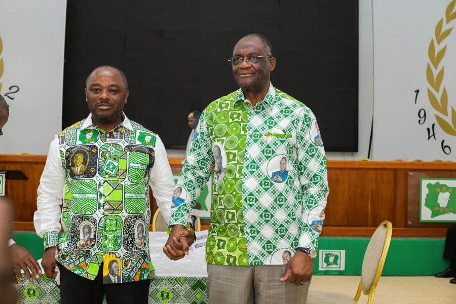 Image de Politique. Une page se tourne au sein du Parti démocratique de Côte d’Ivoire (PDCI-RDA) avec la passation de pouvoir entre Maurice Kakou Guikahué et Dr Emmou Sylvestre. Après 11 ans à la tête du secrétariat exécutif, Guikahué a officiellement transmis les rênes du parti à son successeur lors d'une cérémonie solennelle qui s'est déroulée au siège du parti. Cette transition marque le début d'une nouvelle ère pour le parti, marquée par des changements significatifs et une vision de rajeunissement des instances dirigeantes. Un Message de Satisfaction et de Confiance Dans son discours lors de la cérémonie de passation, Maurice Kakou Guikahué a exprimé sa satisfaction quant à la nomination de Dr Emmou Sylvestre à la tête du secrétariat exécutif. Il a souligné que cette décision était en ligne avec la vision de rajeunissement du parti, initiée par feu Henri Konan Bédié, ancien président du PDCI-RDA. Guikahué a salué le choix porté sur Emmou Sylvestre, soulignant ses qualités de combativité et sa solide base de soutien, affirmant ainsi sa confiance en ses capacités à mener le parti vers de nouveaux succès. La nomination de Dr Emmou Sylvestre s'inscrit dans la continuité de la politique de rajeunissement des instances dirigeantes du PDCI-RDA, initiée depuis plusieurs années. En effet, depuis le congrès électif de 2013, le parti a manifesté sa volonté de rajeunir ses cadres, conformément à la vision de feu Henri Konan Bédié. Cette nomination représente donc une étape importante dans la concrétisation de cette politique de renouveau au sein du parti. Les Attentes et les Recommandations Dans ses recommandations à son successeur, Guikahué a souligné l'importance de rester concentré sur les objectifs du parti, notamment la reconquête du pouvoir d'État en 2025. Il a insisté sur les valeurs fondamentales telles que la loyauté, la fidélité et le dévouement envers le PDCI-RDA, soulignant ainsi l'importance de maintenir l'unité et la cohésion au sein du parti. Alors que le PDCI-RDA entame cette nouvelle phase de son histoire avec Dr Emmou Sylvestre à sa tête, une question se pose : quel sera l'impact de ce changement de leadership sur l'avenir du parti ? Comment Emmou Sylvestre compte-t-il relever les défis auxquels le parti est confronté et conduire le PDCI-RDA vers de nouvelles victoires politiques ?