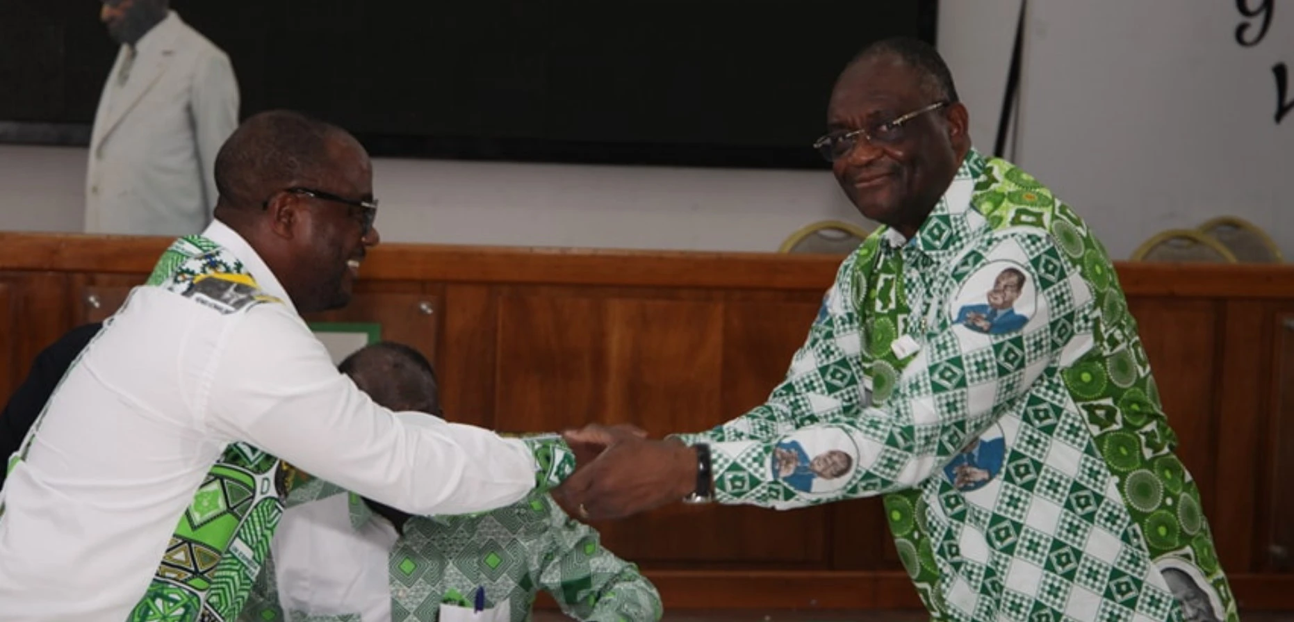 Image de Politique. La passation de pouvoir entre Maurice Kakou Guikahué et Dr Emmou Sylvestre au sein du Parti démocratique de Côte d’Ivoire (PDCI-RDA) a été un événement hautement symbolique. Lors de cette cérémonie, qui s'est déroulée à l'auditorium du siège du parti, Guikahué a prononcé un discours révélateur, mettant en lumière les sacrifices consentis et démystifiant les rumeurs entourant son prétendu salaire. Opportunités Sacrifiées pour le Parti Guikahué a révélé qu'au cours de la dernière décennie, il avait décliné plusieurs opportunités gouvernementales pour se consacrer pleinement au PDCI-RDA. Parmi celles-ci figuraient des postes prestigieux tels que le Projet routier du SIDA Côte d’Ivoire – Nigeria, le Comité Exécutif de l’Organisation mondiale de la Santé (OMS), et la Présidence du Conseil Économique, Social, environnemental et culturel. Il a souligné qu'il avait fait ces choix sans attendre de contrepartie matérielle ou financière, démontrant ainsi son engagement indéfectible envers le parti. Le Professeur Guikahué a également abordé les rumeurs circulant au sujet de son prétendu salaire au sein du PDCI-RDA. Il a précisé que le Chef du Secrétariat Exécutif bénéficie d'une indemnité mensuelle de trois millions de FCFA pour couvrir les frais de sécurité à son domicile et lors de ses déplacements, en plus d'un véhicule et d'un chauffeur. Il a tenu à dissiper toute ambiguïté en affirmant que le Chef du Secrétariat Exécutif n'a pas de budget à sa disposition. Réaction aux Rumeurs et Spéculations Face aux rumeurs persistantes, Guikahué a exprimé son amusement et sa pitié envers ceux qui propagent des informations inexactes au sein du parti. Il a souligné qu'il n'était pas affecté par ces allégations, mais qu'elles révélaient plutôt les motivations et les perceptions de ceux qui les colportent. Sa réaction témoigne à la fois de sa résilience face aux critiques et de son engagement envers les valeurs du parti. La transparence affichée par Guikahué lors de la passation de pouvoir soulève des questions sur l'avenir du PDCI-RDA. Dans un contexte politique où la confiance des citoyens est essentielle, quelles mesures le nouveau Chef du Secrétariat Exécutif, Dr Emmou Sylvestre, prendra-t-il pour maintenir cette transparence et renforcer la confiance des membres du parti et du public ?