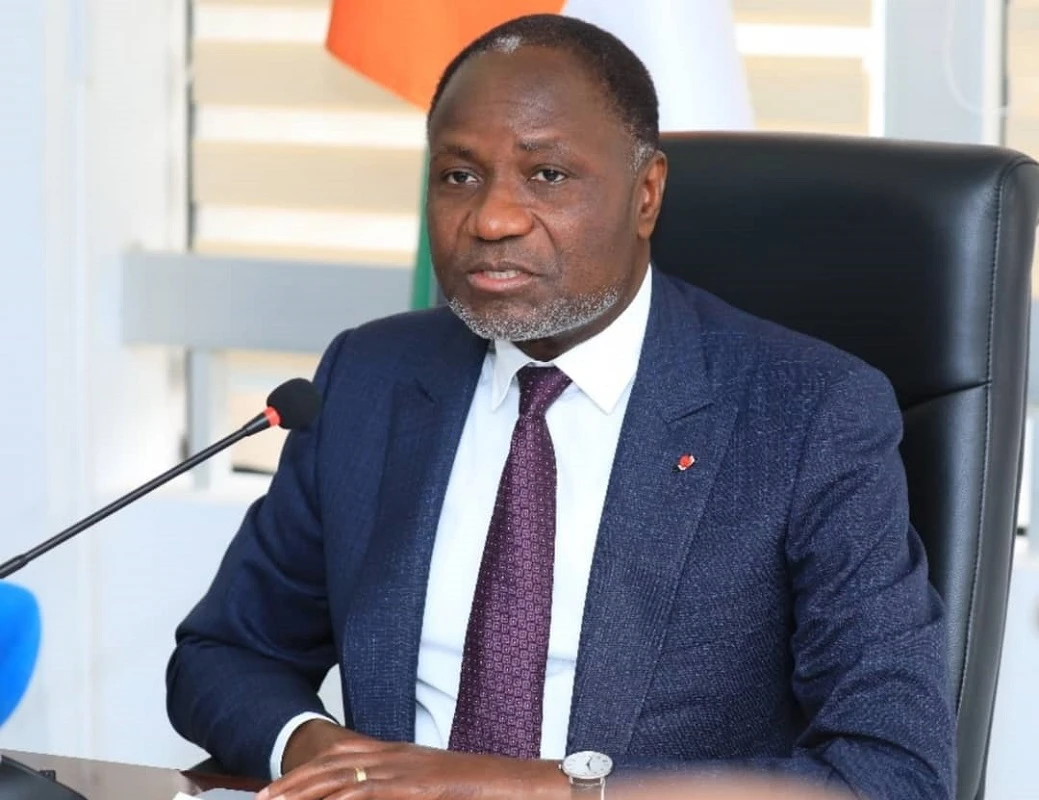 Image de Société. Une nouvelle fracassante secoue le secteur énergétique ivoirien : une découverte majeure d'hydrocarbures a été annoncée par le ministre des Mines, du Pétrole et de l’Énergie, Mamadou Sangafowa-Coulibaly. Cette découverte, réalisée en partenariat avec Eni Côte d'Ivoire et PETROCI Holding sur le bloc CI-205, promet de changer la donne dans le paysage énergétique ivoirien. La Découverte de CALAO : Un Tournant Historique Baptisée CALAO, cette découverte représente un véritable tournant dans l'industrie pétrolière ivoirienne. Situé à environ 45 kilomètres au large des côtes ivoiriennes, et à 120 kilomètres à l'ouest du gisement Baleine, CALAO est la deuxième plus importante découverte d'hydrocarbures jamais réalisée en Côte d'Ivoire. Cette annonce a été faite suite au forage du puits Murène-1X, qui a atteint une profondeur de 2800 mètres à partir du fond marin, dans une tranche d'eau de 2200 mètres, pour une profondeur totale de 5000 mètres. Les premières estimations révèlent des ressources en place de l'ordre de 1 à 1,5 milliard de barils équivalent pétrole. De plus, le gisement de CALAO est particulièrement riche en gaz naturel, ce qui ouvre de nouvelles perspectives quant à la production d'électricité dans le pays. Cette découverte représente donc une opportunité majeure pour renforcer l'indépendance énergétique de la Côte d'Ivoire et stimuler son développement économique. Un Avenir Prometteur La découverte de CALAO suscite un grand espoir quant à l'avenir du secteur énergétique ivoirien. En effet, elle permettra non seulement de diversifier les sources d'énergie du pays, mais aussi de renforcer sa position sur le marché mondial des hydrocarbures. De plus, cette découverte pourrait également avoir un impact positif sur l'emploi et l'investissement dans le secteur pétrolier et gazier ivoirien. Alors que la Côte d'Ivoire se prépare à exploiter pleinement les ressources de CALAO, plusieurs défis se posent. Il s'agit notamment de garantir une exploitation responsable et durable des ressources naturelles, ainsi que de veiller à ce que les bénéfices de cette découverte profitent à l'ensemble de la population ivoirienne. En outre, il est essentiel de mettre en place des mesures de protection de l'environnement afin de préserver les écosystèmes fragiles de la région. Quelles Sont les Implications Géopolitiques de cette Découverte pour la Côte d'Ivoire et la Région ?