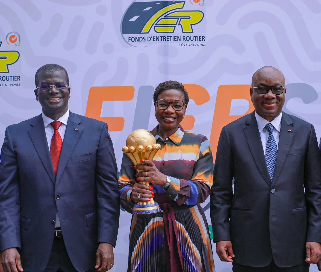 Image de Football. L'esplanade du Fonds d'entretien routier a été le théâtre d'une cérémonie historique ce jeudi 7 mars 2024. Cet événement a été marqué par la présentation de la Coupe d'Afrique des Nations 2023, remportée par l'équipe nationale de football de la Côte d'Ivoire, les Éléphants. Cette victoire a été le couronnement d'un parcours exceptionnel et a été accueillie avec une immense joie et fierté par toute la nation ivoirienne. Un Moment de Célébration et de Reconnaissance L'atmosphère festive sur l'esplanade du Fonds d'entretien routier reflétait l'ampleur de cette victoire historique. Les employés et cadres de l'entreprise, ainsi que les représentants des structures associées à l'entretien routier en Côte d'Ivoire, se sont rassemblés pour célébrer ce moment de gloire. La Directrice générale du FER, Annick Tohé Lasmel, a exprimé sa joie et sa gratitude envers tous ceux qui ont soutenu l'équipe nationale tout au long de son parcours. En tant que sponsor officiel de la Fédération Ivoirienne de Football pour cet événement majeur, le Fonds d'entretien routier a joué un rôle crucial dans le soutien logistique et financier de l'équipe nationale. Annick Tohé a souligné l'engagement du FER dans la mobilisation des ressources et a salué les efforts collectifs qui ont conduit à cette victoire tant attendue. Reconnaissance envers les Acteurs Clés La Directrice générale a profité de cette occasion pour adresser ses félicitations aux responsables du football ivoirien, notamment le président de la FIF, Idriss Diallo, et son équipe, ainsi qu'aux joueurs et à l'encadrement technique des Éléphants. Elle a également exprimé sa gratitude envers le président Alassane Ouattara, le Premier ministre Robert Beugré Mambé, et le ministre de tutelle, Dr Amédée Kouakou, pour leur soutien indéfectible. Les discours prononcés lors de la cérémonie ont souligné l'engagement et la détermination qui ont permis à l'équipe nationale de réaliser cet exploit. Le président Idriss Diallo a exprimé sa reconnaissance envers la Directrice générale du FER et l'ensemble du personnel pour leur soutien tout au long de la campagne des Éléphants. La présence des anciennes gloires du football ivoirien et des membres de l'encadrement technique des Éléphants à cette cérémonie témoigne de la solidarité et du soutien continu de la société ivoirienne envers son équipe nationale. Le Fonds d'entretien routier a réaffirmé son engagement à accompagner la FIF dans ses futures campagnes, dans l'espoir de remporter de nombreuses autres victoires. La présentation de la Coupe d'Afrique des Nations 2023 au Fonds d'entretien routier a été bien plus qu'une simple cérémonie. C'était un moment de célébration collective, de reconnaissance et de fierté nationale. La victoire des Éléphants de Côte d'Ivoire restera gravée dans les mémoires et continuera d'inspirer la nation ivoirienne dans les années à venir. Et vous, quels sont vos souvenirs marquants de la victoire des Éléphants à la CAN 2023?