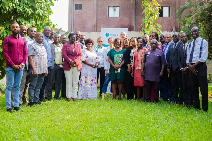 Image de Société. Le 24 janvier 2024, un événement d'une grande importance s'est déroulé à Abidjan, la capitale économique de la Côte d'Ivoire. Réunissant des représentants de différentes mutuelles sociales du pays, cet atelier organisé par le Programme d’Appui aux stratégies sociales (PASS) en collaboration avec la Fédération Nationale de la Mutualité Française (FNMF) a marqué une étape cruciale dans la réflexion sur l'extension de l'offre de soins mutualistes. Objectifs de l'Atelier L'objectif principal de cette rencontre était de permettre aux dirigeants des mutuelles sociales ivoiriennes de mieux comprendre les défis liés à la création et au développement des services de soins et d'accompagnement mutualistes. Plusieurs points étaient à l'ordre du jour, notamment : - La découverte des Services de Soins et d'Accompagnement Mutualistes (SSAM) en France. - La présentation des Formations Sanitaires Urbaines à base Communautaire (FSUCOM). - L'exploration des possibilités de collaboration et les appuis techniques que le PASS en partenariat avec la FNMF pourrait apporter aux mutuelles sociales ivoiriennes. Interventions et Partage d'Expérience M. Yannick Lucas, Directeur des Affaires Publiques et des Relations Internationales à la FNMF, a joué un rôle central en partageant le sens de l'engagement de la FNMF en Afrique subsaharienne à travers le PASS. Il a également présenté le Service de Soins et d'Accompagnement Mutualistes (SSAM) de France, offrant ainsi aux participants un aperçu concret de son fonctionnement et de son importance. Jean Victor AYITE, Directeur Général du PASS, a souligné les appuis potentiels que le PASS et la FNMF pourraient fournir aux mutuelles ivoiriennes pour renforcer leur offre de soins mutualistes. De son côté, Mme Pauline a présenté le Club Santé de Business France et de Healthcare, mettant en lumière les possibilités de collaboration entre les entreprises françaises et ivoiriennes dans le domaine de la santé. Cartographie des Mutuelles Sociales Cet atelier s'inscrit dans la continuité d'une étude réalisée par le PASS sur la cartographie des mutuelles sociales de Côte d’Ivoire et leurs centres de santé. Cette étude, demandée par l’Agence Ivoirienne de Régulation de la Mutualité Sociale (AIRMS) et financée par le FOND MONDIAL, a révélé l'importance des mutuelles dans le financement de la santé en Côte d’Ivoire. En conclusion, cet atelier a permis de mettre en lumière l'engagement des mutuelles sociales ivoiriennes dans l'amélioration de l'offre de soins dans le pays. En favorisant les échanges d'expériences et en explorant de nouvelles collaborations, les acteurs du secteur se sont engagés dans une démarche collective visant à étendre l'accès aux soins mutualistes à un plus grand nombre de citoyens ivoiriens. Comment les mutuelles sociales de Côte d’Ivoire peuvent-elles renforcer leur collaboration avec les autorités de santé et d'autres partenaires pour étendre davantage l'offre de soins mutualistes à travers le pays ?