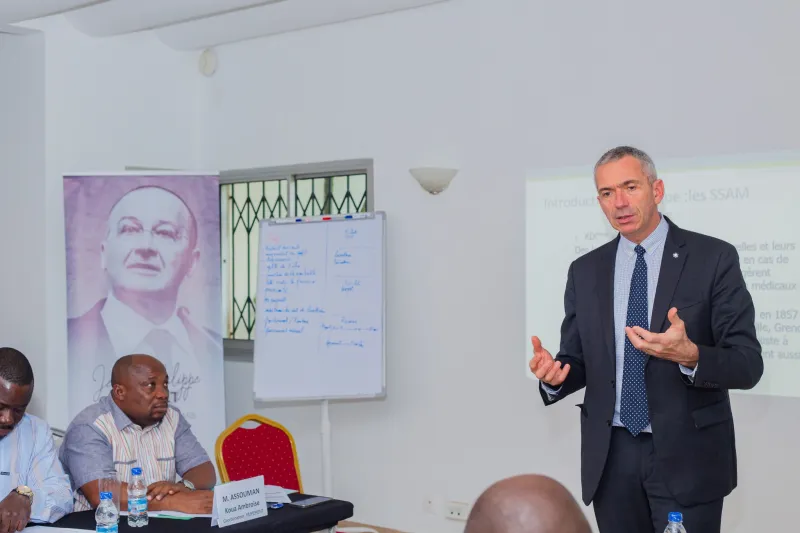 Deuxième Image de Société. Le 24 janvier 2024, un événement d'une grande importance s'est déroulé à Abidjan, la capitale économique de la Côte d'Ivoire. Réunissant des représentants de différentes mutuelles sociales du pays, cet atelier organisé par le Programme d’Appui aux stratégies sociales (PASS) en collaboration avec la Fédération Nationale de la Mutualité Française (FNMF) a marqué une étape cruciale dans la réflexion sur l'extension de l'offre de soins mutualistes. Objectifs de l'Atelier L'objectif principal de cette rencontre était de permettre aux dirigeants des mutuelles sociales ivoiriennes de mieux comprendre les défis liés à la création et au développement des services de soins et d'accompagnement mutualistes. Plusieurs points étaient à l'ordre du jour, notamment : - La découverte des Services de Soins et d'Accompagnement Mutualistes (SSAM) en France. - La présentation des Formations Sanitaires Urbaines à base Communautaire (FSUCOM). - L'exploration des possibilités de collaboration et les appuis techniques que le PASS en partenariat avec la FNMF pourrait apporter aux mutuelles sociales ivoiriennes. Interventions et Partage d'Expérience M. Yannick Lucas, Directeur des Affaires Publiques et des Relations Internationales à la FNMF, a joué un rôle central en partageant le sens de l'engagement de la FNMF en Afrique subsaharienne à travers le PASS. Il a également présenté le Service de Soins et d'Accompagnement Mutualistes (SSAM) de France, offrant ainsi aux participants un aperçu concret de son fonctionnement et de son importance. Jean Victor AYITE, Directeur Général du PASS, a souligné les appuis potentiels que le PASS et la FNMF pourraient fournir aux mutuelles ivoiriennes pour renforcer leur offre de soins mutualistes. De son côté, Mme Pauline a présenté le Club Santé de Business France et de Healthcare, mettant en lumière les possibilités de collaboration entre les entreprises françaises et ivoiriennes dans le domaine de la santé. Cartographie des Mutuelles Sociales Cet atelier s'inscrit dans la continuité d'une étude réalisée par le PASS sur la cartographie des mutuelles sociales de Côte d’Ivoire et leurs centres de santé. Cette étude, demandée par l’Agence Ivoirienne de Régulation de la Mutualité Sociale (AIRMS) et financée par le FOND MONDIAL, a révélé l'importance des mutuelles dans le financement de la santé en Côte d’Ivoire. En conclusion, cet atelier a permis de mettre en lumière l'engagement des mutuelles sociales ivoiriennes dans l'amélioration de l'offre de soins dans le pays. En favorisant les échanges d'expériences et en explorant de nouvelles collaborations, les acteurs du secteur se sont engagés dans une démarche collective visant à étendre l'accès aux soins mutualistes à un plus grand nombre de citoyens ivoiriens. Comment les mutuelles sociales de Côte d’Ivoire peuvent-elles renforcer leur collaboration avec les autorités de santé et d'autres partenaires pour étendre davantage l'offre de soins mutualistes à travers le pays ?