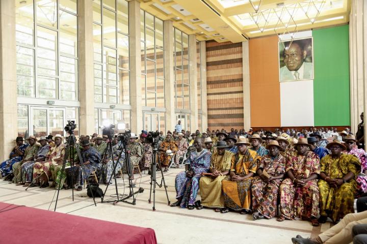 Image de Société. Depuis des mois, une réunion entre le Ministre gouverneur Cissé Bacongo et les 60 Chefs traditionnels des villages Atchans du District Autonome d’Abidjan a suscité un débat passionné. Les annonces de dons généreux et de promesses formulées ont alimenté les discussions, soulevant des questions sur l'intégrité et les intentions derrière de tels gestes. Les Faits : Une Salle Félix Houphouët-Boigny Chargée de Promesses La réunion s'est déroulée à la Salle Félix Houphouët-Boigny de l'Hôtel du District au Plateau, le 6 mars 2024. Le Ministre gouverneur a présenté sa mission axée sur l'urbanisme et l'assainissement urbain à Abidjan. Cependant, ce qui a retenu l'attention de tous, ce sont les annonces de dons et de promesses. La construction d'un siège de la Chefferie Atchan, la nomination de trois Chefs Atchan comme Conseillers spéciaux, et la remise de quatre-vingt-dix véhicules ont été les points forts de cette réunion. Les Questions : Stratégie Politique ou Sincérité ? Ces gestes généreux peuvent-ils être considérés comme une tentative de taire les chefs Atchans ? La question demeure pertinente, surtout dans le contexte politique actuel. Ces annonces surviennent après un appel à la démission de Cissé Bacongo par le collectif Atchan Goto Fé, qui revendique la tradition voulant que le District d'Abidjan soit gouverné par un Atchan. Les Revendications : Une Tentative de Calmer les Tensions ? La présence de Cissé Bacongo à ce poste est contestée par le collectif Atchan Goto Fé, qui estime que cela ouvre la voie à d'autres revendications. La question qui se pose alors est de savoir si les dons et les promesses sont une tentative de calmer les tensions et d'apaiser les revendications, ou s'ils représentent une sincère volonté de coopération et de développement. En conclusion, la rencontre entre le Ministre gouverneur Cissé Bacongo et les chefs traditionnels Atchans soulève des questions importantes sur la politique, la tradition et le développement. Je vous encourage tous à partager vos opinions et vos expériences sur ce sujet. Qu'en pensez-vous ? Les dons et les promesses constituent-ils une stratégie politique ou une véritable volonté de coopération ? La discussion est ouverte.