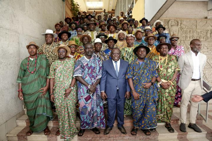 Deuxième Image de Société. Depuis des mois, une réunion entre le Ministre gouverneur Cissé Bacongo et les 60 Chefs traditionnels des villages Atchans du District Autonome d’Abidjan a suscité un débat passionné. Les annonces de dons généreux et de promesses formulées ont alimenté les discussions, soulevant des questions sur l'intégrité et les intentions derrière de tels gestes. Les Faits : Une Salle Félix Houphouët-Boigny Chargée de Promesses La réunion s'est déroulée à la Salle Félix Houphouët-Boigny de l'Hôtel du District au Plateau, le 6 mars 2024. Le Ministre gouverneur a présenté sa mission axée sur l'urbanisme et l'assainissement urbain à Abidjan. Cependant, ce qui a retenu l'attention de tous, ce sont les annonces de dons et de promesses. La construction d'un siège de la Chefferie Atchan, la nomination de trois Chefs Atchan comme Conseillers spéciaux, et la remise de quatre-vingt-dix véhicules ont été les points forts de cette réunion. Les Questions : Stratégie Politique ou Sincérité ? Ces gestes généreux peuvent-ils être considérés comme une tentative de taire les chefs Atchans ? La question demeure pertinente, surtout dans le contexte politique actuel. Ces annonces surviennent après un appel à la démission de Cissé Bacongo par le collectif Atchan Goto Fé, qui revendique la tradition voulant que le District d'Abidjan soit gouverné par un Atchan. Les Revendications : Une Tentative de Calmer les Tensions ? La présence de Cissé Bacongo à ce poste est contestée par le collectif Atchan Goto Fé, qui estime que cela ouvre la voie à d'autres revendications. La question qui se pose alors est de savoir si les dons et les promesses sont une tentative de calmer les tensions et d'apaiser les revendications, ou s'ils représentent une sincère volonté de coopération et de développement. En conclusion, la rencontre entre le Ministre gouverneur Cissé Bacongo et les chefs traditionnels Atchans soulève des questions importantes sur la politique, la tradition et le développement. Je vous encourage tous à partager vos opinions et vos expériences sur ce sujet. Qu'en pensez-vous ? Les dons et les promesses constituent-ils une stratégie politique ou une véritable volonté de coopération ? La discussion est ouverte.