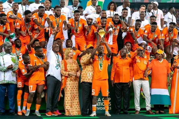 Image de Football. Les prochaines rencontres internationales de football de la Côte d'Ivoire s'annoncent sans certains de ses meilleurs éléments. En effet, le sélectionneur national, Emerse Faé, a dévoilé la liste des joueurs convoqués pour les matchs à venir contre le Bénin et l'Uruguay, lors des journées FIFA de mars 2024. Trois noms manquent à l'appel, et pas des moindres, puisqu'il s'agit de Serge Aurier, Sébastien Haller et Christian Kouamé, tous trois vainqueurs de la Coupe d'Afrique des Nations en 2023. Des joueurs clés absents pour cause de blessure La décision de se passer de ces trois joueurs n'est pas anodine. Selon Emerse Faé, ces absences sont motivées par des problèmes physiques. Serge Aurier et Christian Kouamé, en phase de récupération après des blessures, ne sont pas encore en mesure de reprendre la compétition à ce stade. Quant à Sébastien Haller, sa présence est compromise en raison d'une blessure qui le tient éloigné des terrains. Le sélectionneur national a justifié ces choix en affirmant : "Comme vous pouvez le constater, on a pris la décision, avec le staff, de repartir avec les champions d’Afrique. À l’exception de Sébastien Haller, qui est blessé, de Christian Kouamé, qui revient d’un palu, et de Serge Aurier, qui revient de blessure aussi, tous les champions d’Afrique sont présents." Ces décisions visent à composer une équipe compétitive pour affronter des adversaires redoutables lors de ces journées FIFA. L'arrivée de nouveaux visages dans l'équipe Malgré ces absences, Emerse Faé a également introduit du sang neuf dans l'équipe. Guela Doué, joueur du Stade Rennais en France, a été convoqué pour la première fois en équipe nationale. Cette sélection marque une étape importante dans la carrière du jeune défenseur, qui aura l'opportunité de représenter son pays au plus haut niveau. Ces absences laissent planer une certaine incertitude quant à la capacité de l'équipe nationale ivoirienne à rivaliser avec ses adversaires lors des prochains matchs. Affronter le Bénin et l'Uruguay sans trois joueurs clés représente un défi de taille pour les Éléphants. Toutefois, cela offre également l'occasion à de nouveaux talents de se faire remarquer et de saisir leur chance de briller sur la scène internationale. Comment l'équipe nationale ivoirienne surmontera-t-elle ces obstacles pour continuer à performer au plus haut niveau ?