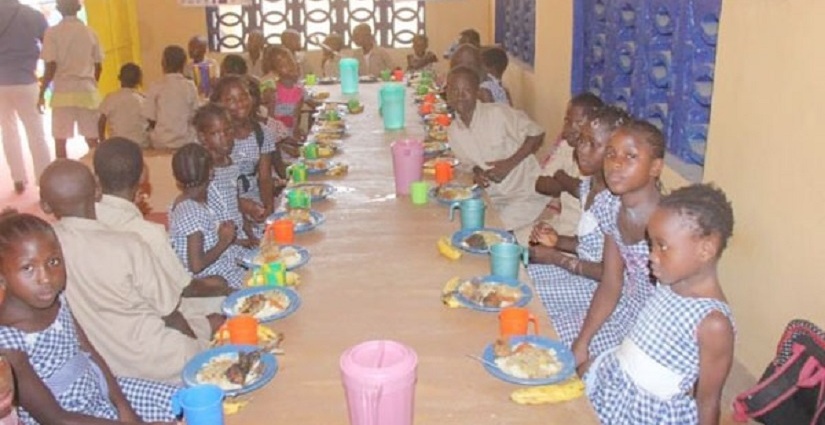 Image de Société. La région de Daloa, en Côte d'Ivoire, connaît une avancée significative dans le domaine de l'éducation et de la nutrition grâce à l'initiative d'installation de cantines scolaires dans ses écoles primaires publiques. Sous l'impulsion du gouvernement ivoirien et de diverses organisations sociales, 176 écoles sur les 737 que compte la Direction régionale de l'Éducation nationale et de l'Alphabétisation (DRENA) de Daloa ont été équipées de cantines. Ces cantines visent à fournir des repas chauds à midi à un nombre croissant d'élèves, améliorant ainsi leur santé et leur rendement scolaire. Une vision concrète de l'engagement gouvernemental La mise en place de ces cantines est le fruit d'une politique gouvernementale volontariste, illustrant l'engagement des autorités en faveur de l'éducation et du bien-être des enfants. Lors d'une visite dans la région, le coordonnateur régional des cantines scolaires, Théophile Boua Bi Kahou, a exposé les statistiques révélatrices de cette avancée. Sur les 284 180 élèves de la DRENA de Daloa, pas moins de 44 145 ont désormais la possibilité de bénéficier d'un repas à la cantine à midi, soit environ 25,53%. L'introduction de cantines scolaires dans les écoles primaires répond à plusieurs défis majeurs auxquels sont confrontés les élèves ivoiriens. Premièrement, cela permet de garantir un apport nutritionnel adéquat aux enfants, contribuant ainsi à lutter contre la malnutrition et ses effets néfastes sur la santé et le développement intellectuel des jeunes. Deuxièmement, cette initiative vise à encourager la fréquentation scolaire en offrant aux enfants une incitation supplémentaire à assister régulièrement aux cours. En effet, la perspective de recevoir un repas chaud à midi peut être un facteur déterminant pour de nombreux élèves, en particulier ceux issus de milieux défavorisés. Des exemples concrets de réussite La visite de la délégation gouvernementale dans les écoles de la sous-préfecture de Gonaté a permis de constater les effets bénéfiques des cantines scolaires sur le terrain. Au groupe scolaire de Bégafla, par exemple, où une cantine est opérationnelle depuis 2002, 575 élèves sur 1 387 bénéficient désormais de repas chauds à midi. Cette cantine, alimentée en partie par le groupement agricole local "Wobè Wognon", parvient à maintenir une offre régulière tout au long de l'année scolaire, y compris pendant les jours de congé gouvernementaux. Malgré les progrès réalisés, des défis demeurent pour assurer la viabilité à long terme de ces cantines scolaires. L'approvisionnement régulier en nourriture reste un enjeu crucial, nécessitant une coordination efficace entre les autorités locales, les partenaires sociaux et les fournisseurs de produits alimentaires. Le gouvernement, conscient de cette problématique, a pris des mesures pour garantir la continuité de l'approvisionnement, avec notamment la distribution prévue de 19 195 tonnes de vivres dans 5 108 cantines scolaires à travers le pays. L'expansion des cantines scolaires à Daloa représente une avancée significative dans la quête d'une éducation de qualité et d'une alimentation adéquate pour les enfants ivoiriens. Cependant, pour que ces initiatives continuent à porter leurs fruits, il est essentiel que les efforts se poursuivent en matière de planification, de coordination et de financement. La question demeure : comment garantir la pérennité et l'efficacité des cantines scolaires pour assurer un avenir meilleur aux générations futures ?