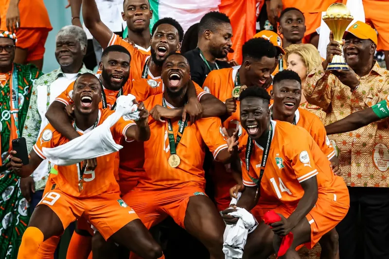 Image de Football. Le sélectionneur des Éléphants de Côte d’Ivoire, Faé Emerse, a levé le voile sur la composition de l'équipe qui participera à deux matchs amicaux contre le Bénin et l’Uruguay, programmés respectivement les 23 et 26 mars 2024. Ces rencontres se tiendront à Amiens et Lens en France, offrant ainsi une occasion de taille pour l'équipe nationale ivoirienne de poursuivre sur sa lancée victorieuse de la Coupe d'Afrique des Nations 2023. Retour sur la victoire de l'équipe nationale Après avoir décroché le titre de champions d’Afrique en 2023, les Éléphants de Côte d’Ivoire s'apprêtent à effectuer leur première sortie sur la scène internationale. Leur parcours remarquable lors de la dernière compétition continentale a été salué à travers le monde, et les attentes sont désormais élevées pour cette équipe qui incarne la force et la détermination. Le premier match amical opposant les Éléphants au Bénin se déroulera le 23 mars à Amiens, au stade la Licorne, à 16h. Une occasion pour les joueurs de montrer leur forme actuelle et de renforcer leur cohésion en vue des échéances futures. Le second match, contre l’Uruguay, aura lieu le 26 mars à Lens, au stade Bollaert-Delelis, offrant ainsi une opportunité supplémentaire de mettre en pratique les stratégies élaborées par l'entraîneur et son staff technique. Composition de l'équipe La liste des 25 joueurs dévoilée par le coach Faé Emerse témoigne d'une certaine continuité avec l'effectif ayant triomphé lors de la dernière Coupe d'Afrique des Nations. Cependant, trois absences sont à noter pour ces rencontres amicales : Sébastien Haller et Serge Aurier, tous deux blessés, ainsi que Christian Kouamé, souffrant de maladie. À noter également l'intégration du latéral droit, Doué Guela, nouvellement appelé en sélection pour pallier l'absence de Serge Aurier. Le sélectionneur Faé Emerse a exprimé sa volonté de maintenir l'ossature de l'équipe qui a brillamment remporté la CAN 2023. Cette décision témoigne de la confiance accordée aux joueurs ayant déjà prouvé leur valeur sur le terrain. Cependant, le coach reste ouvert aux évolutions et n'exclut pas la possibilité d'intégrer de nouveaux talents, à l'image de Doué Guela, afin d'enrichir l'équipe et de garantir sa compétitivité sur la scène internationale. Préparation et évaluation pour l'avenir Ces matchs amicaux revêtent une importance capitale dans la préparation de l'équipe en vue des prochaines échéances sportives. Au-delà des résultats sur le terrain, ces rencontres offrent l'opportunité de tester différentes stratégies, d'évaluer le niveau de forme des joueurs et de renforcer la cohésion au sein du groupe. Dans un environnement aussi compétitif que le football international, chaque occasion de se mesurer à des adversaires de renom est précieuse pour progresser et se préparer aux défis à venir. Alors que les Éléphants de Côte d’Ivoire se préparent à affronter le Bénin et l’Uruguay lors de ces matchs amicaux, une question demeure : quelle sera leur performance sur le terrain ? Avec un effectif solide et une dynamique victorieuse à leur actif, les attentes sont élevées pour cette équipe talentueuse. Cependant, le football réserve parfois des surprises, et seul le terrain dira si les Éléphants parviendront à maintenir leur cap vers le succès. Rendez-vous le 23 mars à Amiens pour le premier test de cette nouvelle étape dans l'histoire du football ivoirien.