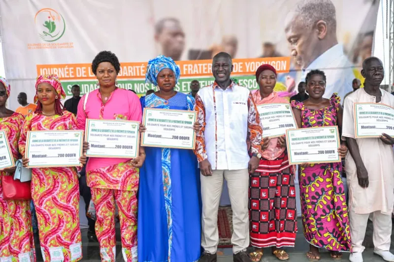 Image de Société. À Yopougon-GESCO, une communauté sinistrée par des événements tragiques, une lueur d'espoir émerge avec les récentes annonces du maire Adama Bictogo. Lors d'une cérémonie empreinte de solidarité, qui s'est tenue le samedi 9 mars 2024, le maire a pris des engagements concrets pour aider les 1290 familles sans abri et les 203 propriétaires de maisons détruites. Un engagement en faveur du relogement Au cœur de cette manifestation, le maire Adama Bictogo a exprimé sa détermination à soutenir les sinistrés de Yopougon-GESCO. « Ce n'est pas la fin de votre dignité », a-t-il déclaré, affirmant que des mesures seront prises pour reloger les 1290 familles touchées par l'expulsion. Il a également assuré aux 203 propriétaires de maisons détruites qu'ils bénéficieront de nouveaux logements. Ces annonces, prononcées avec fermeté et conviction, offrent un nouvel espoir à une communauté éprouvée par la tragédie. Le maire Adama Bictogo ne se contente pas de promesses : il agit. Lors de la cérémonie, il a annoncé l'ouverture d'un compte au profit des sinistrés de Yopougon-GESCO, appelant la population à la solidarité. « Nous avons créé un compte pour que les enfants de Yopougon, proches et lointains, puissent contribuer », a-t-il déclaré. Cette initiative vise à mobiliser les ressources nécessaires pour soutenir les familles dans le besoin et à démontrer la solidarité indéfectible de la communauté de Yopougon. Un appel à l'unité et à la compassion Au-delà des mesures concrètes, le maire Adama Bictogo lance un appel à l'unité et à la compassion. « Il n'y a pas de place pour la haine dans mon cœur », affirme-t-il, exhortant les habitants à se débarrasser de tout ressentiment. Sa vision est claire : résoudre les problèmes de la communauté et reconstruire ensemble. Avec une attitude empreinte de compassion et de détermination, le maire incarne l'espoir d'un avenir meilleur pour Yopougon-GESCO. Comment pouvons-nous, en tant que communauté, soutenir et accompagner efficacement les efforts de relogement et de reconstruction à Yopougon-GESCO ? Alors que Yopougon-GESCO se relève de cette tragédie, une question se pose : comment pouvons-nous, en tant que communauté, contribuer à soutenir et à accompagner efficacement les efforts de relogement et de reconstruction ? Partagez vos idées, vos initiatives et votre solidarité pour aider à reconstruire un avenir meilleur pour les sinistrés de Yopougon-GESCO.