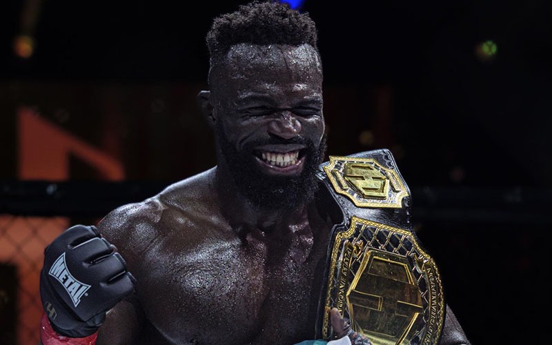 Image de Sport. Lors d'une soirée d'exception organisée par Hexagone MMA en France, le monde de la boxe a été témoin d'un moment historique alors que l'athlète ivoirien Aymard Guih a gravi les échelons de la gloire en remportant la ceinture de champion du monde de Mixed Martial Arts (MMA) dans sa catégorie. Ce n'était pas seulement une victoire, mais une démonstration éblouissante de talent, de détermination et de résilience. Guih, déjà acclamé dans la catégorie des poids moyens, a transcendé les attentes en ajoutant une nouvelle distinction à son palmarès, celle de meilleur combattant dans la division des poids welters. Son adversaire, l'anglais Walters Gahadza, n'a pu que regarder impuissant alors que Guih le dominait avec une maîtrise remarquable, le contraignant à abandonner par soumission. Le Parcours d'un Champion : Détermination, Talent et Engagement L'ascension fulgurante d'Aymard Guih n'est pas le fruit du hasard. C'est le résultat d'années d'entraînement intense, de sacrifices et d'une passion dévorante pour son sport. Originaire de la Côte d'Ivoire, Guih a surmonté de nombreux obstacles pour atteindre ce sommet. Sa victoire ne symbolise pas seulement son succès personnel, mais aussi celui de tout un pays qui se retrouve honoré par la performance éblouissante de son fils prodigue. L'exploit de Guih dépasse les frontières de l'Hexagone. Il incarne l'excellence dans un sport où la détermination et le courage sont les maîtres mots. Sa victoire résonne bien au-delà des limites de l'arène de combat. Elle inspire une nouvelle génération d'athlètes, leur montrant que rien n'est impossible avec un travail acharné et une détermination inébranlable. Guih ne se contente pas de remporter des combats, il devient également un ambassadeur de la boxe et de son pays d'origine. Son succès contribue à changer les perceptions sur le MMA en Côte d'Ivoire et au-delà. Il devient une source de fierté nationale et un exemple à suivre pour les jeunes aspirants athlètes. L'Héritage de Guih : Inspirer la Relève Alors que les projecteurs se braquent sur lui, Guih se prépare déjà pour la prochaine étape de son voyage. Son héritage ne se limite pas à ses titres et ses trophées, mais à son influence sur les générations futures. Sa détermination, son dévouement et son esprit combatif serviront de phare pour les jeunes talents qui cherchent à suivre ses pas. En fin de compte, la victoire éclatante d'Aymard Guih soulève une question cruciale : quel sera son prochain défi et comment continuera-t-il à inspirer ceux qui le suivent ? L'avenir réserve encore de nombreux chapitres à cette histoire captivante, mais une chose est certaine : Guih continuera à écrire son nom dans les annales de la boxe mondiale.