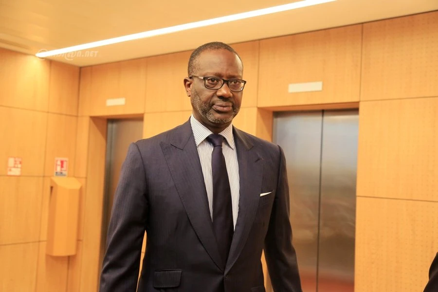 Image de Politique. Dans le paysage politique ivoirien, les alliances et les divergences ne manquent jamais d'attirer l'attention. Récemment, Tidjane Thiam, président du Parti démocratique de Côte d'Ivoire (PDCI), a levé le voile sur ses relations avec l'ancien président ivoirien Laurent Gbagbo, chef du Parti Populaire Ivoirien (PPI), éclairant ainsi les zones d'accord et de désaccord entre leurs deux partis. Des Relations Solides, Malgré les Différences Dans une interview accordée au journal Le Monde, Thiam a souligné les bonnes relations qu'il entretient avec Gbagbo, en mettant en avant leur récente rencontre à Mama, le 25 février dernier. Cette rencontre a été l'occasion de renforcer les liens entre le PDCI-RDA et le PPA-CI, malgré certaines divergences politiques, notamment en matière de politique économique. Tidjane Thiam a expliqué que si le PDCI-RDA prône une économie de marché, le PPA-CI ne partage pas forcément cette vision. Cependant, ces différences ne semblent pas compromettre l'alliance entre les deux partis. Au contraire, ils prévoient d'organiser davantage de rencontres pour discuter de ces questions cruciales dans les mois à venir. Les Enjeux des Élections de 2025 Lors de leur réunion à Mama, Thiam et Gbagbo ont abordé plusieurs sujets, dont l'un des principaux fut les élections présidentielles de 2025. La crédibilité de ces élections est une préoccupation majeure pour les deux partis, et ils ont convenu de collaborer étroitement sur des questions telles que la révision de la liste électorale, l'audit des listes électorales et l'inscription des nouveaux électeurs. Il est crucial de souligner que la crédibilité des élections de 2025 est un enjeu essentiel qui unit ces deux partis d'opposition. Des sujets tels que la transparence de la Commission Électorale Indépendante (CEI), l'exactitude de la liste électorale, le découpage électoral et d'autres questions connexes seront au centre de leur collaboration. Alors que le PDCI-RDA et le PPA-CI continuent à renforcer leur partenariat politique, une question demeure : jusqu'où cette alliance peut-elle aller ? À l'approche des élections de 2025, les deux partis seront confrontés à des défis et des opportunités uniques. Comment ces différences politiques seront-elles surmontées pour atteindre des objectifs communs ? L'avenir politique de la Côte d'Ivoire dépendra en partie de la réponse à cette question.