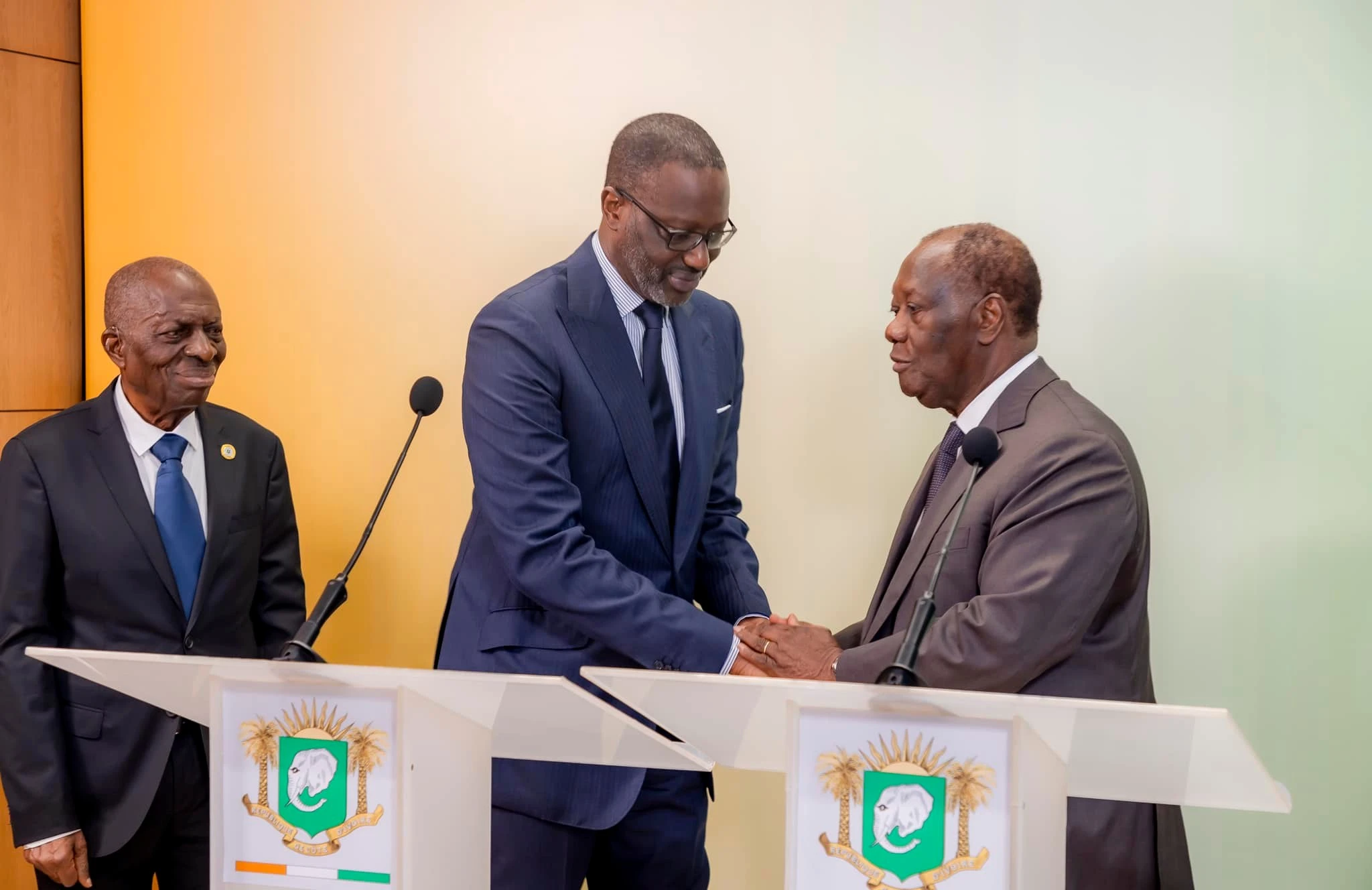 Image de Politique. La politique ivoirienne est en ébullition alors que Tidjane Thiam, récemment élu président du Parti démocratique de Côte d'Ivoire (PDCI-RDA), a été reçu en audience par le président Alassane Ouattara au Palais de la Présidence du Plateau. Cette rencontre, qui a eu lieu le lundi 11 mars 2024, revêt une importance capitale pour l'avenir politique du pays. Une Vision Partagée pour la Côte d'Ivoire Au cœur de cette réunion se trouvait la volonté commune de Thiam et Ouattara de voir la Côte d'Ivoire prospérer dans la paix et la stabilité. Thiam a souligné après la rencontre : "Nous sommes parfaitement en phase sur ces points-là". Cette déclaration met en lumière la convergence des idées entre les deux leaders politiques, mettant en avant la nécessité d'un dialogue continu pour promouvoir le développement et l'unité du pays. Thiam a également exprimé son désir de maintenir le dialogue avec Ouattara, soulignant le caractère "houphouëtiste" des deux partis, le PDCI-RDA et le Rassemblement des Houphouëtistes pour la démocratie et la paix (RHDP). Cette référence à Félix Houphouët-Boigny, père fondateur de la Côte d'Ivoire moderne, renforce l'idée d'une coopération basée sur les valeurs de paix et de progrès. Les propos tenus par Thiam ont été accueillis favorablement par Geoffroy Kouao, politologue et essayiste ivoirien, qui les a qualifiés de "discours républicain". Selon Kouao, Thiam positionne ainsi le PDCI-RDA dans une opposition constructive, prêt à contribuer au développement du pays tout en maintenant ses principes et ses valeurs. Vers un Rapprochement Politique avec le RHDP ? La déclaration de Thiam et les analyses de Kouao laissent entrevoir la possibilité d'un rapprochement politique entre le PDCI-RDA et le RHDP. En écartant l'hypothèse d'une alliance avec le PPA-CI de Laurent Gbagbo, Thiam semble ouvrir la voie à une collaboration plus étroite avec le parti au pouvoir. Cette évolution pourrait redessiner le paysage politique ivoirien et avoir des répercussions importantes sur les prochaines élections et la gouvernance future du pays. Alors que les discussions entre Thiam et Ouattara suscitent l'intérêt et les spéculations, une question demeure : quel sera l'impact de ce rapprochement potentiel sur l'avenir politique de la Côte d'Ivoire ? Les électeurs et les observateurs politiques attendent avec impatience de voir comment cette nouvelle dynamique influencera le paysage politique et les décisions à venir.