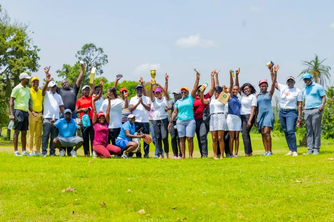 Image de Sport. Le 9 mars 2024 restera une date mémorable pour le golf féminin en Côte d'Ivoire, alors que la Fédération Ivoirienne de Golf a organisé une compétition spécialement dédiée aux golfeuses. L'événement s'est tenu sur le parcours "9 trous" de l'Ivoire Golf Club à Cocody, réunissant une vingtaine de talentueuses athlètes, à la fois professionnelles et amatrices. Une célébration du 8 mars prolongée Cette initiative, dirigée par le président de la Fédération, Basile Ebah, s'inscrit dans le prolongement des célébrations de la Journée Internationale des Droits des Femmes, le 8 mars. En offrant aux golfeuses l'opportunité de démontrer leur savoir-faire sur le green, la fédération entendait ainsi reconnaître et célébrer leur contribution au sport et à la société dans son ensemble. Dès les premières lueurs du jour, les participantes se sont lancées avec passion dans cette compétition spéciale, se mesurant sur le parcours de neuf trous. Sous le regard attentif des spectateurs, elles ont rivalisé d'adresse et de stratégie pendant plus de trois heures, offrant un spectacle captivant et mettant en valeur l'excellence du golf féminin en Côte d'Ivoire. À l'issue de cette compétition intense, c'est Evelyne Gomis Beguinot qui s'est distinguée en remportant la première place avec un total impressionnant de 46 points. Son talent et sa détermination ont été salués par ses pairs, tandis qu'elle exprimait sa gratitude et sa fierté d'avoir surmonté les défis pour parvenir à cette victoire. La voix des championnes Dans une déclaration empreinte d'émotion, Evelyne Gomis Beguinot a partagé son parcours dans le monde du golf, soulignant les défis rencontrés et les joies éprouvées au fil des années. Elle a invité toutes les femmes à découvrir ce sport exaltant, défiant ainsi les stéréotypes et encourageant la participation féminine dans le golf. Au-delà de l'événement lui-même, le président Basile Ebah a réaffirmé l'engagement de la Fédération à promouvoir la pratique féminine du golf en Côte d'Ivoire. Sous sa direction, des initiatives visant à démocratiser le sport et à offrir des opportunités équitables aux golfeuses seront mises en œuvre, témoignant ainsi d'une volonté forte de favoriser l'inclusion et la diversité dans le golf ivoirien. Vers quelles initiatives supplémentaires pourrait-on s'orienter pour encourager davantage la participation des femmes dans le golf en Côte d'Ivoire ?