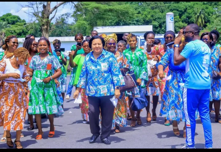 Image de Société. Le vendredi 8 mars 2024, l'Amicale des femmes de l'Institut Pasteur de Côte d'Ivoire (IPCI) s'est jointe à la célébration de la Journée internationale des droits de la femme à Adioppodoumé. Cet événement symbolique a offert l'occasion de réaffirmer l'engagement en faveur de l'égalité des genres et de mettre en lumière le rôle essentiel des femmes dans la société, tant sur le plan familial que professionnel. L'appel à l'émancipation économique Dans son discours, la directrice de l'Institut Pasteur de Côte d'Ivoire, le Professeur Mireille Dosso, a souligné l'importance de l'autonomisation économique des femmes. Elle a encouragé les membres de l'Amicale à ne pas se limiter à leur salaire, mais à explorer des opportunités d'activités génératrices de revenus. « Allez vers les microcrédits pour solliciter des prêts afin d'investir dans des projets, organisez des formations pour développer votre esprit entrepreneurial », a-t-elle recommandé, mettant en avant le potentiel entrepreneurial des femmes. Élisabeth Kouadio, présidente de l'association des femmes de l'IPCI, a appelé à l'unité et à la solidarité entre les membres de l'Amicale. Selon elle, la célébration du 8 mars doit être un catalyseur pour renforcer les liens au sein de la communauté des femmes de l'Institut Pasteur. Pour surmonter les obstacles et aller de l'avant, elle a insisté sur l'importance de mettre en commun les forces et de travailler ensemble vers des objectifs communs. Un moment fort de cette journée a été la conférence animée par Alangba TOTOKRA Yoboué Mechtilde, présidente du Réseau des Caisses Mutuelles d’Epargne et de Crédit (RCMEC). Elle a partagé son expérience et son expertise sur l'importance de l'engagement associatif pour les femmes. Insistant sur le rôle crucial des associations dans la vie communautaire, elle a encouragé les membres de l'Amicale à s'impliquer activement dans des initiatives locales pour développer leur leadership et avoir un impact positif sur leur environnement. L'émulation économique au sein de l'Amicale L'enthousiasme suscité par la conférence a été palpable parmi les femmes de l'Amicale. Nombre d'entre elles ont saisi cette opportunité pour partager leurs propres expériences économiques et commerciales, créant ainsi un réseau dynamique d'échanges et de soutien mutuel. Cette dynamique reflète l'essence même de la Journée internationale des droits de la femme, qui vise à promouvoir l'autonomisation et la solidarité entre les femmes. Comment renforcer davantage l'autonomisation économique des femmes au sein des institutions telles que l'Institut Pasteur de Côte d'Ivoire et au-delà ?