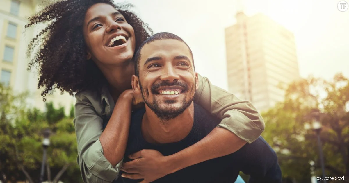 Image de Amour/Couple. Il est rare de trouver un sujet aussi universel et poignant que celui de l'amour d'enfance. C'est avec un mélange d'émotion et d'anticipation que je me lance dans cette rédaction, dans l'espoir de raviver une discussion qui semble avoir été mise en sommeil depuis un certain temps. Le sujet qui nous interpelle aujourd'hui est celui de l'amour d'enfance : "Peut-on Croire En Un Amour D’enfance?" Le Doux Souvenir de l'Amour Adolescent Combien d'entre nous n'ont pas été touchés par une histoire d'amour naissante pendant notre adolescence ? Ces premiers émois, ces regards échangés, ces promesses faites dans l'insouciance de la jeunesse, restent gravés dans nos mémoires comme des moments magiques et intemporels. Pourtant, la vie nous réserve parfois des chemins sinueux et des séparations douloureuses. Les circonstances, les choix de vie, les distances géographiques... autant de facteurs qui peuvent mettre un terme brutal à ces histoires d'amour naissantes, laissant derrière nous des souvenirs teintés de nostalgie et de "et si...". Le Retour des Anciens Amoureux Et puis, il arrive parfois que le destin soit joueur, et que les chemins de deux anciens amoureux se croisent à nouveau des années plus tard, alors que la vie les a séparés et transformés. Les retrouvailles sont souvent empreintes d'une émotion particulière, mêlant la surprise, la joie, mais aussi parfois l'appréhension. C'est à ce moment-là que la question se pose : faut-il laisser une seconde chance à cet amour d'enfance, cette flamme qui semble renaître de ses cendres ? Est-ce que cette histoire a une chance de fonctionner, ou est-ce simplement un doux mirage dans le désert de nos souvenirs ? La Valeur de la Résilience et de l'Authenticité Personnellement, je crois fermement en la force de l'amour et en sa capacité à transcender le temps et les épreuves. Cependant, je suis également conscient que l'amour d'enfance, aussi enivrant soit-il, n'est pas à l'abri des réalités de la vie adulte. Les personnes que nous étions adolescents sont bien différentes de celles que nous sommes devenues adultes. Nos expériences, nos valeurs, nos aspirations ont évolué, et il est important de prendre cela en considération. Néanmoins, je suis convaincu que si deux personnes sont authentiquement attirées l'une par l'autre, si elles partagent des valeurs communes et une vision similaire de l'avenir, alors l'amour d'enfance a toutes les chances de se transformer en une relation solide et épanouissante. Bien sûr, pour que cette histoire ait une chance de fonctionner, il est essentiel que les deux parties soient prêtes à faire preuve de communication, de compréhension et de respect mutuel. Les obstacles et les défis ne manqueront pas de se présenter sur leur chemin, mais c'est en faisant preuve de résilience, d'ouverture d'esprit et de patience que ces obstacles pourront être surmontés. Oser Croire en l'Amour D'Enfance En conclusion, je dirais que l'amour d'enfance est une étoile filante dans le ciel de nos vies, une lueur d'espoir qui nous rappelle que même lorsque tout semble perdu, l'amour peut toujours trouver un chemin. Il n'y a pas de certitudes dans les affaires du cœur, mais il y a une beauté indéniable dans le fait d'oser croire en l'amour d'enfance, en sa capacité à nous surprendre, à nous émerveiller, et peut-être même à nous transformer. Je vous invite donc à partager vos propres expériences, réflexions et opinions sur ce sujet captivant. Ensemble, explorons les méandres de l'amour d'enfance et découvrons si, finalement, il vaut la peine de croire en cette douce utopie. Avec toute mon amitié