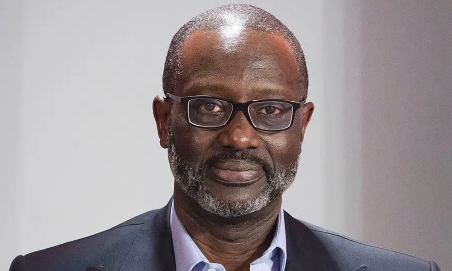 Image de Politique. Dans une déclaration au prestigieux journal français "Le Monde", Tidjane Thiam, nouveau président du PDCI-RDA, a annoncé son intention de se porter candidat lors de l'élection présidentielle d'octobre 2025. Cette déclaration marque un tournant majeur dans le paysage politique ivoirien, plaçant le PDCI-RDA au cœur des enjeux électoraux à venir. Un Remaniement Stratégique au sein du Parti Pour préparer le terrain à sa candidature, Tidjane Thiam a initié des remaniements significatifs au sein du PDCI-RDA. Ces changements sont perçus comme une stratégie visant à consolider la position du parti en vue de l'élection présidentielle de 2025. Le président Thiam souligne que ces réorganisations sont le fruit d'un travail collectif et témoignent de l'engagement de tout un parti pour atteindre ses objectifs électoraux. Dans ses propos au "Le Monde", Tidjane Thiam insiste sur l'importance de l'union au sein du PDCI-RDA. Il affirme que son leadership repose sur le dialogue et la concertation, des valeurs fondamentales pour l'unité et la cohésion au sein du parti. Son objectif est clair : rassembler les membres du PDCI-RDA autour d'une vision commune, afin de renforcer la position du parti dans le paysage politique ivoirien. Une Alliance Renforcée avec le PPA-CI de Laurent Gbagbo Outre les préparatifs internes, Tidjane Thiam évoque également les relations avec d'autres acteurs politiques, notamment le Parti des Peuples Africains Côte d'Ivoire (PPA-CI) dirigé par Laurent Gbagbo. Il souligne l'importance de cette alliance, affirmant qu'elle a été renforcée et qu'elle pourrait jouer un rôle crucial dans la perspective de l'élection présidentielle de 2025. Cette collaboration entre le PDCI-RDA et le PPA-CI ouvre de nouvelles perspectives politiques et pourrait influencer significativement le paysage électoral ivoirien. La déclaration de Tidjane Thiam et les évolutions au sein du PDCI-RDA soulèvent des questions essentielles sur l'avenir politique de la Côte d'Ivoire. Quelles seront les implications de cette candidature pour le paysage politique ivoirien ? Comment ces alliances politiques pourraient-elles façonner les dynamiques électorales à venir ? Autant de questions qui méritent d'être explorées à la lumière de ces récents développements politiques.