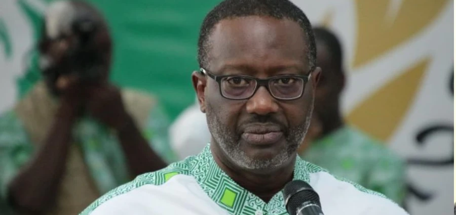 Image de Politique. La récente rencontre entre Tidjane Thiam, président du Parti démocratique de Côte d’Ivoire (PDCI-RDA), et Alassane Ouattara, chef de l’État ivoirien et leader du Rassemblement des Houphouëtistes pour la démocratie et la paix (RHDP), a suscité de vives réactions et alimenté les spéculations quant à un éventuel rapprochement entre les deux formations politiques. Cette rencontre, qui s'est déroulée lundi dernier, a jeté les bases d'une conversation sur les perspectives politiques en Côte d'Ivoire. Une Vision Commune pour le Développement et la Paix Lors de cette rencontre, Tidjane Thiam et Alassane Ouattara ont partagé une vision commune pour l'avenir de la Côte d'Ivoire, axée sur le développement et la consolidation de la paix. Les déclarations de M. Thiam, affirmant que les deux parties sont "Houphouëtistes" et qu'elles devraient collaborer pour le bien-être du pays, ont été interprétées comme une ouverture à un éventuel rapprochement entre le PDCI-RDA et le RHDP. Face à la controverse suscitée par ses propos, Tidjane Thiam a tenu à clarifier sa position dans une entrevue accordée au journal Le Monde. Il a souligné que le PDCI-RDA est un parti du dialogue et de la paix, prêt à échanger avec tous les acteurs politiques. Cette déclaration vise à apaiser les craintes et à mettre en lumière la volonté du PDCI-RDA de jouer un rôle constructif dans le paysage politique ivoirien. La démarche de Tidjane Thiam s'inscrit dans une volonté de promouvoir une politique apaisée en Côte d'Ivoire. Il met en avant les rencontres et les échanges qu'il a eus avec diverses figures politiques, y compris celles du RHDP, comme une illustration de sa démarche inclusive et ouverte au dialogue. Cette approche cherche à créer un climat favorable à la consolidation de la démocratie et à la résolution des tensions politiques. Des Ambitions Présidentielles Affirmées Au-delà de la question du rapprochement politique, Tidjane Thiam n'a pas caché ses ambitions présidentielles. Depuis sa prise de fonction à la tête du PDCI-RDA, il a entrepris des réformes profondes au sein du parti et s'est positionné en tant que candidat potentiel pour l'élection présidentielle de 2025. Cette déclaration confirme l'engagement de M. Thiam à jouer un rôle majeur dans la vie politique ivoirienne dans les années à venir. La clarification de la position de Tidjane Thiam et ses ambitions présidentielles soulèvent des questions sur l'avenir politique de la Côte d'Ivoire. Quels seront les impacts d'un éventuel rapprochement entre le PDCI-RDA et le RHDP sur l'équilibre politique du pays ? Comment cette évolution pourrait-elle façonner les dynamiques électorales et influencer le paysage politique ivoirien dans les années à venir ? Autant de questions qui méritent d'être examinées avec attention à la lumière des récents développements politiques.