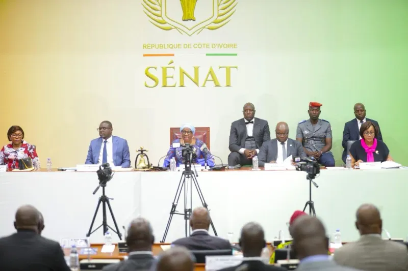 Image de Politique. Lors de la séance plénière du Sénat de Côte d'Ivoire, tenue le mardi 12 mars 2024 à la Fondation Félix Houphouët-Boigny pour la recherche de la paix de Yamoussoukro, les Sénateurs ont ratifié à l'unanimité la nouvelle liste des Commissions permanentes. Cette décision, conformément au nouveau règlement du Sénat, a vu le nombre de ces commissions passer de 6 à 7, marquant ainsi une étape significative dans l'organisation et le fonctionnement de cette institution parlementaire. L'Importance des Commissions Permanent Les Commissions permanentes du Sénat jouent un rôle crucial dans la préparation du travail législatif, le contrôle de l'action gouvernementale et l'information des Sénateurs. Leur réorganisation vise à renforcer l'efficacité et la représentativité de cette institution, en lui permettant de mieux répondre aux défis et aux enjeux actuels de la vie politique ivoirienne. La principale nouveauté réside dans la création de la Commission de l'Évaluation des Politiques Publiques. Cette nouvelle commission, présidée par M. Bakary Ouattara, ancien Président de la Commission de la Recherche, de la Science, de la Technologie et de l'Environnement (CRSTE), témoigne de la volonté du Sénat d'intensifier ses efforts dans l'analyse et l'évaluation des politiques publiques, afin de garantir leur pertinence et leur efficacité pour le bien-être des citoyens ivoiriens. Par ailleurs, des ajustements ont été effectués concernant la présidence des commissions existantes. Mme Amblard Viviane Elizabeth épouse Zunon-Kipré, doyenne d'âge du Sénat, a été nommée Présidente de la Commission de la Recherche, de la Science, de la Technologie et de l'Environnement (CRSTE). De plus, les deux Sénateurs élus à l'issue des sénatoriales partielles dans le Guemon ont été intégrés aux commissions permanentes du Sénat, assurant ainsi une représentation régionale équilibrée au sein de l'institution. Conformité au Nouveau Règlement du Sénat Cette réorganisation s'inscrit dans le cadre du nouveau règlement du Sénat, adopté le 23 novembre 2023. Ce règlement prévoit la mise en place d'une septième Commission permanente, ce qui a nécessité une réorganisation des listes des membres de l'ensemble des commissions permanentes. La ratification unanime des nouvelles commissions témoigne de l'engagement des Sénateurs à respecter les dispositions réglementaires et à contribuer efficacement au bon fonctionnement de l'institution parlementaire. Dans ce contexte de réorganisation des Commissions permanentes du Sénat, il convient de se demander quel impact cela pourrait avoir sur la gouvernance et la démocratie en Côte d'Ivoire. Comment ces nouvelles structures peuvent-elles contribuer à renforcer le contrôle parlementaire et à promouvoir une meilleure représentativité des citoyens au sein de l'institution ? Autant de questions cruciales qui méritent d'être explorées pour comprendre les implications de ces changements pour l'avenir politique du pays.