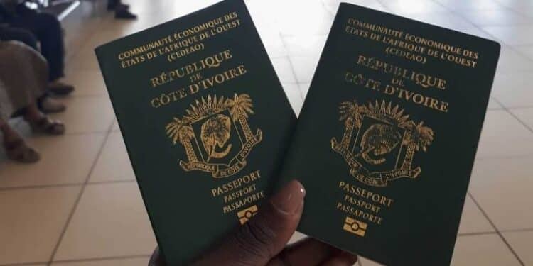 Image de Société. Dans un geste marquant de coopération et de facilitation des échanges diplomatiques, la République démocratique du Congo (RDC) et la Côte d'Ivoire ont décidé d'abolir l'obligation de visa pour les détenteurs de passeports diplomatiques. Cette annonce, relayée par le porte-parole du gouvernement ivoirien, Amadou Coulibaly, ouvre une nouvelle ère de relations privilégiées entre les deux nations. Une Mesure visant à Renforcer les Liens Diplomatiques L'abolition des visas pour les détenteurs de passeports diplomatiques s'inscrit dans une dynamique de renforcement des liens diplomatiques et commerciaux entre la RDC et la Côte d'Ivoire. En permettant une circulation fluide des diplomates et de leur famille, cette mesure vise à favoriser les échanges bilatéraux et à faciliter la conduite des affaires entre les deux pays. La décision d'abolir les visas pour les détenteurs de passeports diplomatiques découle d'un accord bilatéral entre les gouvernements de la République de Côte d'Ivoire et de la République démocratique du Congo. Ce décret, ratifié lors du Conseil des ministres du mercredi 13 mars 2024 en Côte d'Ivoire, officialise une entente déjà établie depuis juin 2023 entre les deux pays. Les Bénéficiaires de cette Mesure Cette nouvelle disposition concerne spécifiquement les membres du personnel diplomatique en poste dans l'un ou l'autre des pays, ainsi que les membres de leur famille. De même, les agents des autres services publics détenant un passeport diplomatique ou de service valide sont également éligibles à cette exemption de visa. Cette mesure vise à simplifier les procédures administratives et à encourager les échanges entre les représentations diplomatiques des deux pays. L'abolition des visas pour les détenteurs de passeports diplomatiques entre la RDC et la Côte d'Ivoire s'inscrit également dans une démarche plus large d'intégration régionale en Afrique de l'Ouest et centrale. En favorisant la mobilité des diplomates et en réduisant les barrières administratives, cette mesure contribue à renforcer les liens économiques, culturels et politiques au sein de la région. Alors que la RDC et la Côte d'Ivoire ouvrent un nouveau chapitre de leur partenariat diplomatique, une question se pose : quelles seront les prochaines mesures prises pour renforcer encore davantage les relations entre ces deux nations ? Dans un contexte marqué par les défis de la mondialisation et les enjeux géopolitiques, la coopération entre la RDC et la Côte d'Ivoire revêt une importance capitale pour l'avenir de la région.