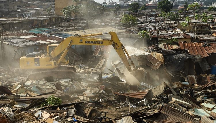 Image de Société. Dans un geste sans précédent, le gouvernement ivoirien a pris des mesures radicales pour apaiser les tensions résultant des récents déguerpissements dans le district d'Abidjan. Annoncé lors d'une conférence de presse tenue le mercredi 13 mars 2024, ces décisions témoignent de l'engagement ferme de l'administration à résoudre les défis sociaux urgents auxquels sont confrontés les citoyens. Un soutien financier et matériel crucial L'une des pierres angulaires de cette initiative est le soutien financier accordé par l'État aux familles touchées par les évictions. Avec une allocation forfaitaire de 250 000 francs CFA par ménage, représentant un montant total de 697 millions de francs CFA, le gouvernement cherche à fournir une aide immédiate à ceux qui se retrouvent dans une situation précaire à la suite des déguerpissements. Cette mesure vise à atténuer les difficultés financières immédiates auxquelles sont confrontées ces familles déplacées. Une autre mesure significative concerne les propriétaires détenteurs de titres fonciers, visant à faciliter leur transition vers la possession de parcelles en pleine propriété. Cette disposition reflète la volonté du gouvernement de fournir des solutions durables à la crise du logement en cours. En offrant des terrains de 75 à 100 mètres carrés, le gouvernement permet aux familles de bénéficier d'une sécurité résidentielle à long terme. La découverte d'un nouveau site prometteur Le porte-parole du gouvernement a révélé qu'un site potentiel pour le recasement a été identifié, offrant un espoir tangible aux milliers de personnes touchées par les déguerpissements. Avec une superficie de 36 hectares à Songon, ce site pourrait accueillir environ 3 000 lots de 75 à 100 mètres carrés, fournissant ainsi une solution de relogement pour les résidents déplacés. Outre l'allocation de terrains, le gouvernement a également prévu un loyer mensuel modeste de 10 000 francs CFA pour les nouveaux résidents, avec une transition vers la propriété à la fin de la période de location. Des efforts d'aménagement urbain, comprenant la construction de routes et l'installation de réseaux d'eau et d'électricité, sont également en cours pour assurer des conditions de vie décentes aux résidents. Un soutien à la reconstruction Reconnaissant les défis auxquels sont confrontées les familles déplacées dans la construction de leurs nouveaux foyers, le gouvernement a annoncé une allocation d'aide à la construction d'un million de francs CFA par famille. Cette mesure vise à faciliter la reconstruction et à garantir que les résidents puissent rapidement retrouver un sentiment de stabilité et de sécurité dans leur nouveau cadre de vie. Pour assurer une mise en œuvre efficace de ces mesures, le gouvernement a mis en place une Cellule d'aménagement des quartiers précaires du District autonome d'Abidjan. Cette initiative vise à garantir une coordination efficace des opérations de déguerpissement et à fournir un soutien continu aux personnes touchées. Alors que le gouvernement prend des mesures immédiates pour répondre à la crise actuelle, il est crucial de se demander : ces efforts suffiront-ils à résoudre les problèmes structurels sous-jacents qui ont conduit à cette situation? Quelles mesures supplémentaires peuvent être prises pour assurer un accès équitable au logement pour tous les citoyens ivoiriens à long terme?