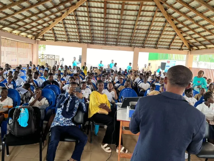 Image de Faits Divers. La direction du groupe scolaire Le MIRI à Bingerville a réaffirmé son engagement envers le bien-être et l'avenir de ses élèves en lançant une campagne de sensibilisation sur les dangers liés à la consommation de drogue, de tabac et d'alcool au sein de l'établissement. Cette initiative, qui a débuté le mercredi 13 mars 2024, vise à éduquer et à protéger les élèves contre les risques associés à ces substances nocives. Les chiffres alarmants de la consommation de tabac La séance de sensibilisation a été dirigée par le président du Réseau des Communicateurs pour la Lutte contre le Tabagisme, l'Alcoolisme et la Drogue en milieu Scolaire et Universitaire (RECLTASU), M. Dimitri Agoutsi. En mettant en lumière les dangers du tabac, M. Agoutsi a souligné que "La nicotine rend dépendant" et que "le tabac tue au moins 5000 personnes par an". Ces chiffres alarmants montrent l'urgence d'agir contre la consommation de tabac, en particulier chez les jeunes. Lors de son intervention, M. Agoutsi a également souligné les conséquences néfastes de la consommation de tabac sur la réussite académique et la santé. Il a exhorté les élèves à s'abstenir de fumer, affirmant que "Le tabac et les études ne font pas bon ménage". En insistant sur l'impact financier de la dépendance au tabac sur la société, il a souligné que l'État ivoirien dépense chaque année plus de 28 milliards de francs CFA pour les soins des malades liés au tabagisme. Cette prise de conscience vise à responsabiliser les jeunes quant à leur choix de vie et à leur impact sur la société. Les dangers de la toxicomanie mis en lumière Outre le tabagisme, la campagne de sensibilisation a abordé les dangers de la drogue, mettant en garde contre les conséquences dévastatrices de l'addiction. M. Agoutsi a souligné que la consommation de drogue peut entraîner des comportements déviants, des problèmes familiaux et des difficultés scolaires. "Un élève fumeur ou drogué voit son rendement scolaire baisser drastiquement", a-t-il expliqué, soulignant les risques d'emprisonnement et même de décès associés à la toxicomanie. La direction du groupe scolaire Le MIRI a exprimé sa satisfaction quant à la qualité de la formation dispensée par le RECLTASU. M. Lawson, directeur des études, a salué l'approche pratique de la sensibilisation, affirmant que les élèves bénéficieront grandement des connaissances acquises. Il a également annoncé l'intention de l'école d'inviter à nouveau le RECLTASU lors de la prochaine cérémonie d'excellence, soulignant ainsi l'importance continue de sensibiliser les élèves aux dangers de la drogue, du tabac et de l'alcool. Vers un avenir sans toxicomanie : Quelles mesures supplémentaires peuvent être prises pour renforcer la prévention et le soutien aux jeunes contre ces fléaux sociaux?