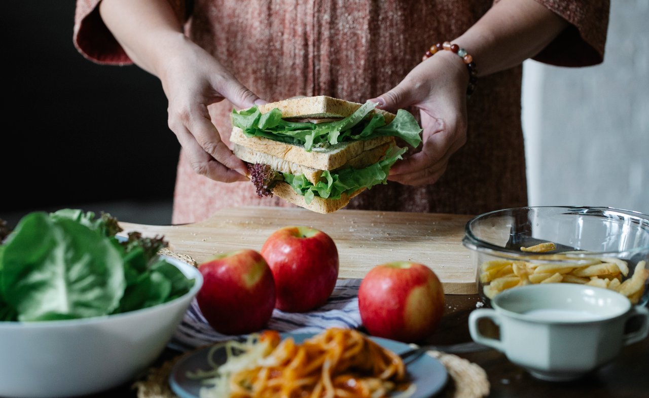 Image de Santé. L'intoxication alimentaire peut survenir à tout moment, perturbant notre routine quotidienne et nous laissant souvent affaiblis. Face à ces désagréments, il est essentiel de connaître des remèdes naturels qui peuvent soulager ces maux et favoriser une récupération rapide. Voici cinq solutions naturelles à considérer en cas d'intoxication alimentaire. 1. Le Gingembre : Un Allié Digestif Le gingembre, avec ses propriétés antibactériennes et anti-inflammatoires, s'avère être un remède efficace contre les nausées et les vomissements associés à l'intoxication alimentaire. Que ce soit sous forme de tranches fraîches à mastiquer ou en infusion adoucie avec du miel, le gingembre peut apaiser l'estomac et faciliter la récupération. 2. L'Ail : Un Puissant Antimicrobien L'ail, reconnu pour ses vertus antifongiques, antivirales et antibactériennes, peut contribuer à combattre les agents pathogènes responsables de l'intoxication alimentaire. En intégrant régulièrement de l'ail à votre alimentation, vous renforcez votre système immunitaire et favorisez la guérison. 3. Le Citron : Un Purificateur Naturel Le citron est un allié précieux pour lutter contre les bactéries responsables de l'intoxication alimentaire. Grâce à ses propriétés anti-inflammatoires, antivirales et antibactériennes, le citron peut être consommé sous forme de jus pour soulager les symptômes digestifs. 4. Le Vinaigre de Cidre : Un Rééquilibrant Digestif Le vinaigre de cidre apaise les muqueuses digestives irritées et aide à éliminer les agents pathogènes responsables de l'intoxication alimentaire. En régulant le transit intestinal et en préservant l'équilibre de la flore intestinale, le vinaigre de cidre favorise une récupération rapide. 5. L'Argile Blanche : Une Source de Bienfaits Digestifs L'argile blanche, riche en minéraux et en oligo-éléments, peut aider à soulager les symptômes de l'intoxication alimentaire tout en préservant l'hydratation du corps. En la consommant diluée dans de l'eau, vous contribuez à apaiser votre système digestif et à accélérer le processus de guérison. Prévention et Bonnes Pratiques Outre ces remèdes naturels, adopter de bonnes pratiques d'hygiène et de préparation des aliments peut grandement contribuer à éviter les intoxications alimentaires. Voici quelques conseils utiles à suivre : - Lavez-vous soigneusement les mains avant et après la manipulation des aliments. - Évitez le contact avec les animaux domestiques pendant la préparation des repas. - Nettoyez régulièrement les fruits et légumes sous l'eau courante. - Veillez à maintenir la propreté des surfaces de cuisine et des ustensiles. - Stockez les aliments périssables au réfrigérateur et respectez les dates de péremption. - Surveillez attentivement la température de cuisson des viandes, des œufs et des fruits de mer. En suivant ces conseils simples et en ayant ces remèdes naturels à portée de main, vous êtes mieux préparé à faire face à une intoxication alimentaire et à favoriser une récupération rapide. Toutefois, si vos symptômes persistent ou s'aggravent, il est important de consulter un professionnel de la santé pour obtenir une assistance appropriée. Votre bien-être mérite toute l'attention nécessaire. Restez vigilant et prenez soin de votre santé digestive. Une alimentation saine et des pratiques d'hygiène rigoureuses sont les piliers d'une vie équilibrée et épanouie. Quels sont vos remèdes naturels préférés pour soulager une intoxication alimentaire ?