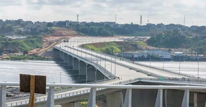 Image de Société. Dans une volonté constante d'améliorer les infrastructures routières et la fluidité du trafic en Côte d'Ivoire, le gouvernement a récemment ouvert partiellement le 4ème Pont reliant la commune de Yopougon à celle du Plateau. Cette initiative, saluée par de nombreux citoyens, témoigne de l'engagement ferme du Chef de l'État en faveur du développement du pays. Impact sur la circulation régionale L'inauguration partielle de ce pont a eu un impact immédiat sur la circulation dans la région. Avant son ouverture, la voie express reliant Adjamé à Yopougon était souvent en proie à des embouteillages chroniques, surtout aux heures de pointe ou en cas d'accidents. La mise en service partielle du pont a considérablement amélioré la fluidité du trafic sur cette autoroute, réduisant ainsi les temps de trajet pour de nombreux usagers. Les habitants des quartiers environnants, tels que Toits-Rouges, Koweït, Camp Militaire, Sideci, Niangon et Songon, ont rapidement adopté le 4ème Pont, libérant ainsi la voie express Adjamé-Yopougon. Cette décision a été chaleureusement accueillie par divers segments de la population, notamment les chauffeurs de minicars, les vendeurs de produits, les élèves et même les conducteurs de bus de la SOTRA. Les réactions des usagers sont unanimes quant aux bénéfices apportés par l'ouverture partielle du 4ème Pont. De nombreux témoignages soulignent une réduction significative des embouteillages, permettant aux citoyens de se déplacer plus rapidement et plus facilement dans la région. Cette amélioration de la circulation a également contribué à réduire les risques d'accidents sur la route, renforçant ainsi la sécurité des usagers. Une amélioration globale de la qualité de vie En plus de faciliter les déplacements quotidiens, l'ouverture partielle du 4ème Pont a également eu un impact positif sur la qualité de vie des habitants de la région. En réduisant les temps de trajet et en minimisant les frustrations liées aux embouteillages, cette initiative gouvernementale a amélioré le bien-être général des citoyens. Alors que les effets positifs de cette ouverture partielle se font déjà sentir, de nombreux citoyens se demandent quelles seront les prochaines étapes du gouvernement pour améliorer davantage la circulation routière en Côte d'Ivoire. Quels autres projets d'infrastructure sont prévus ? Comment le gouvernement compte-t-il répondre aux besoins croissants de mobilité dans un contexte urbain en évolution constante ? La route vers une circulation fluide et sécurisée est semée de défis, mais l'inauguration partielle du 4ème Pont de Yopougon et du Plateau marque un pas significatif dans la bonne direction. La question demeure : quelles autres initiatives le gouvernement prendra-t-il pour garantir un réseau routier efficace et moderne, répondant aux besoins de tous les citoyens ivoiriens ?