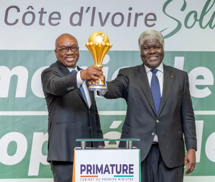 Image de Football. Le Premier Ministre de la Côte d'Ivoire, Robert Beugré Mambé, a récemment annoncé une initiative spéciale visant à honorer les journalistes et les acteurs des médias qui ont joué un rôle crucial dans le succès de la Coupe d'Afrique des Nations (CAN) 2023. Cette démarche témoigne de la reconnaissance du gouvernement envers ces professionnels pour leur contribution exceptionnelle à cet événement sportif de premier plan. La cérémonie de reconnaissance Lors de la présentation du trophée de la CAN 2023 au Premier Ministre et à son gouvernement, M. Beugré Mambé a souligné l'importance de reconnaître le travail des médias dans la réussite de cet événement. Il a annoncé que tous les journalistes et les membres des médias impliqués dans la couverture de la CAN seront accueillis et honorés lors d'une réception spéciale. Cette initiative prend tout son sens dans le contexte d'une couverture médiatique sans précédent, ayant rassemblé plus de 5000 journalistes accrédités et touché une audience mondiale de plus de 4 milliards. La réussite de la CAN 2023 repose en grande partie sur l'engagement et le professionnalisme des médias. Leur couverture médiatique exceptionnelle a permis de promouvoir le football africain à l'échelle mondiale, renforçant ainsi son influence et son attractivité. Le Premier Ministre a exprimé sa gratitude envers ces professionnels des médias pour leur dévouement tout au long de l'événement. Une reconnaissance officielle Cette initiative du gouvernement ivoirien témoigne de son engagement à soutenir et à valoriser le travail des médias dans la promotion du sport et de la culture. En honorant les journalistes et les acteurs des médias, le gouvernement reconnaît l'importance de leur rôle dans la société et leur contribution à la diffusion de l'information. Cette cérémonie spéciale est un témoignage de l'appréciation et du respect du gouvernement envers ces professionnels qui ont contribué au rayonnement de la Côte d'Ivoire à travers le monde lors de la CAN 2023. Vers quelles autres formes de reconnaissance les médias pourraient-ils être dirigés pour leur contribution à la société ?