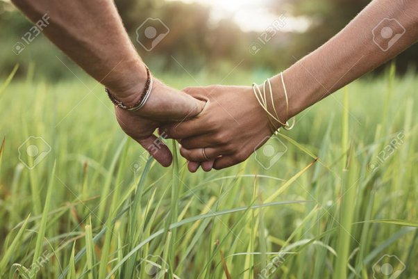 Image de Amour/Couple. Comment savoir si c'est le bon ? C'est une question qui a tourmenté l'humanité depuis des siècles, et pourtant, elle reste toujours d'actualité. Rejoignez-moi alors que je partage mes réflexions et mes expériences sur ce sujet délicat, et ensemble, explorons les signes qui pourraient indiquer que nous avons trouvé notre véritable âme sœur. Le Défi de Reconnaître le Vrai Amour Ah, l'amour, ce sentiment profondément complexe qui peut apporter tant de joie et de bonheur, mais qui peut aussi être source de confusion et de douleur. Reconnaître le vrai amour parmi la myriade d'émotions et d'expériences que nous traversons dans nos relations peut être un véritable défi. Mais ne vous inquiétez pas, je suis ici pour vous guider à travers ce dédale émotionnel et vous donner quelques pistes pour trouver votre chemin vers le véritable amour. Les Signes Qui Ne Trompent Pas 1. Une Connexion Profonde et Authentique : Lorsque vous êtes avec la bonne personne, vous ressentez une connexion profonde et authentique qui va bien au-delà de l'attirance physique. Vous pouvez vous ouvrir à cette personne et être complètement vous-même, sans crainte de jugement ou de rejet. 2. Un Soutien Inconditionnel : Votre partenaire vous soutient dans les hauts et les bas de la vie, vous encourage à poursuivre vos rêves et à devenir la meilleure version de vous-même. Ils sont là pour vous dans les moments difficiles, prêts à vous écouter et à vous soutenir sans condition. 3. Une Communication Ouverte et Honnête : Dans une relation saine, la communication est la clé. Vous pouvez parler ouvertement de vos sentiments, de vos besoins et de vos préoccupations, sachant que votre partenaire vous écoute et vous comprend vraiment. 4. Un Respect Mutuel : Le respect mutuel est non négociable dans une relation amoureuse saine. Vous vous traitez l'un l'autre avec respect, compassion et considération, reconnaissant la valeur et la dignité de chacun. 5. Un Sentiment de Paix Intérieure : Lorsque vous êtes avec la bonne personne, vous ressentez un profond sentiment de paix intérieure et de satisfaction. Vous n'avez pas besoin de vous remettre en question ou de douter de vos sentiments, car tout semble juste et naturel. Ouvrons le Débat : Vos Expériences et Vos Opinions Comptent Maintenant que j'ai partagé mes réflexions sur les signes du véritable amour, il est temps de vous donner la parole. Quels sont vos propres signes pour savoir si c'est le bon ? Avez-vous des histoires d'amour à succès à partager, ou peut-être des leçons apprises de relations passées ? Quels conseils donneriez-vous à ceux qui cherchent à trouver leur âme sœur ? Je suis sûr que vos expériences et vos opinions seront précieuses pour tous ceux qui participent à cette discussion. En fin de compte, trouver le véritable amour peut sembler être un voyage complexe et parfois tumultueux, mais il est important de ne pas perdre espoir. En écoutant nos cœurs, en observant les signes et en nous entourant de personnes qui nous soutiennent et nous inspirent, nous pouvons nous rapprocher chaque jour un peu plus du véritable amour que nous recherchons tous. Alors, continuons cette conversation et explorons ensemble les mystères de l'amour véritable. Qui sait ce que nous pourrions découvrir ?