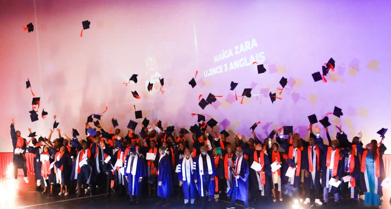 Image de Études/Devoirs. Dans un cadre solennel empreint de fierté et d'émotion, la salle de cinéma du Centre Commercial Cosmos de Yopougon a été le théâtre d'un événement mémorable : la cérémonie de graduation de la deuxième promotion des étudiants en licence de l'Université Internationale Clairefontaine. Samedi 9 mars 2024, 64 jeunes diplômés ont été honorés pour leurs accomplissements académiques exceptionnels, marquant ainsi le début d'une nouvelle étape dans leur parcours professionnel. Un Hommage à l'Engagement et à la Persévérance La présidente fondatrice de l’Université Internationale Clairefontaine de Yopougon, Chantal Fanny, était représentée par Tchomba Fany, directeur juridique de l'institution. Dans son discours empreint de reconnaissance et de satisfaction, il a tenu à féliciter chaleureusement les diplômés pour leur dévouement et leur détermination tout au long de leurs trois années de formation. « Il s’agit pour nous de célébrer le mérite de nos étudiants qui, après des années d’études et de travail acharné, ont passé avec succès les différents examens et décrocher leur parchemin. C’est donc pour saluer leurs efforts et ce travail bien fait que nous sommes réunis, ce jour et en ce lieu. Notre joie est donc immense, et vous en devinez bien la raison », a-t-il souligné devant une assistance captivée. Au-delà de la simple remise de diplômes, cette cérémonie a également été l'occasion de souligner l'importance de l'engagement et de la persévérance dans la poursuite de l'excellence. M. Tchomba a adressé un message d'encouragement aux diplômés, les incitant à maintenir le cap de l'excellence dans leurs futures entreprises professionnelles. « Chers Etudiants diplômés, ce moment est aussi important pour vous. En cette occasion solennelle, je voudrais, au nom de la Présidente-fondatrice, vous féliciter pour votre travail et pour le sérieux dont vous avez fait preuve tout au long de votre formation », a-t-il déclaré avec conviction. Il a également souligné l'engagement continu de l'université à soutenir ses anciens étudiants tout au long de leur parcours professionnel. « Nous serons toujours là pour vous accompagner et pour vous permettre de mener à bien votre carrière. (…), notre groupe d’établissement est une grande famille au sein de laquelle chacun trouvera toujours sa place. N’hésitez donc pas à venir nous voir, toute fois que vous aurez besoin de nos conseils », a-t-il assuré. Une Inspiration pour l'Avenir La présence du Secrétaire général de Côte d’Ivoire, représentant le directeur général et parrain de cette deuxième promotion des diplômés de l’Université internationale Clairefontaine, a ajouté une dimension particulière à cette cérémonie. Dans son allocution, il a exhorté les diplômés à puiser leur inspiration dans les valeurs d'excellence, d'initiative, de travail acharné, d'ouverture d'esprit et d'amour pour leur pays, incarnées par leur parrain. En reconnaissance de leur succès, chaque diplômé s'est vu remettre un ordinateur et 10 postes de stage à Côte d’Ivoire Energie ont été offerts par le parrain. La diversité des filières de formation représentées par les diplômés, notamment les sciences économiques, la gestion, le droit public et le droit privé, les sciences de l'information de la communication, ainsi que l’anglais, témoigne de la richesse de l'offre éducative de l'Université Internationale Clairefontaine de Yopougon. Cette diversité illustre également l'engagement de l'institution à offrir à ses étudiants une formation complète et adaptée aux besoins du marché du travail.