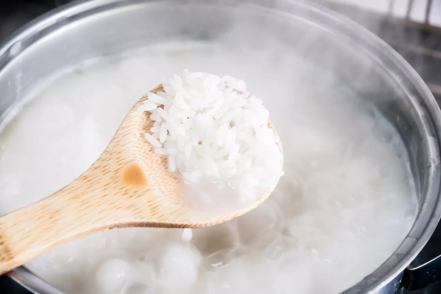 Image de Cuisine. Une erreur en cuisine peut rapidement transformer une recette prometteuse en un désastre culinaire, et le riz trop cuit n'échappe pas à cette règle. Cependant, face à cette situation délicate, inutile de paniquer. Il existe plusieurs astuces simples et efficaces pour sauver ce précieux ingrédient et lui redonner toute sa saveur. Découvrez dans cet article trois méthodes infaillibles pour redonner vie à votre riz trop cuit. Arrêter la cuisson avec de l'eau froide Lorsque le riz est trop cuit, il devient collant et pâteux en raison de l'excès d'amidon. Pour remédier à cela, la première astuce consiste à utiliser de l'eau froide pour stopper la cuisson. Après avoir égoutté le riz à l'aide d'une passoire, rincez-le soigneusement sous un filet d'eau froide. Ce geste permettra non seulement d'éliminer l'excès d'amidon, mais également de refroidir les grains, rendant ainsi le riz moins collant. Utilisez vos doigts ou une fourchette pour séparer les grains, puis pour réchauffer le riz tout en préservant sa texture, faites-le sauter brièvement dans une poêle avec un peu d'huile d'olive, en veillant à remuer régulièrement. Si malgré l'opération d'arrêt de cuisson, votre riz reste trop humide, une autre méthode efficace consiste à le placer au four pendant quelques minutes. Disposez le riz sur un plat adapté et enfournez-le à une température moyenne. La chaleur du four aidera à sécher le riz tout en lui redonnant une texture plus agréable en bouche. Veillez cependant à surveiller attentivement la cuisson pour éviter de brûler le riz ou de le rendre trop sec. Réinventer le riz dans d'autres recettes Si malgré toutes vos tentatives, le riz reste irrécupérable en tant qu'accompagnement, ne le jetez pas ! Une solution astucieuse consiste à réutiliser le riz dans d'autres recettes où sa texture ne posera pas problème. Par exemple, vous pouvez l'incorporer à une soupe pour l'épaissir, le façonner en boulettes de viande ou en galettes de riz, ou encore le transformer en délicieux riz au lait ou en arancini, ces fameuses boules de riz italiennes. En somme, même si votre riz est trop cuit, tout n'est pas perdu. Grâce à ces astuces simples et efficaces, vous pouvez facilement sauver ce précieux ingrédient et le transformer en un plat délicieux qui ravira vos papilles. Alors, la prochaine fois que vous vous retrouverez face à un riz surcuit, n'hésitez pas à mettre en pratique ces conseils pour redonner vie à votre plat. Et vous, avez-vous d'autres astuces pour sauver un riz trop cuit en cuisine ?