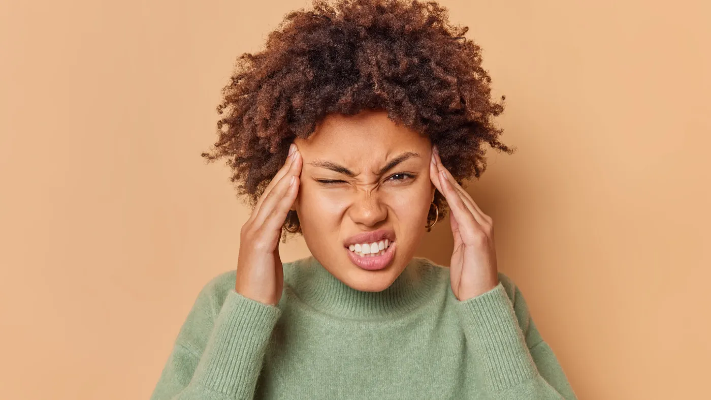 Image de Santé. Les maux de tête, véritables fléaux du quotidien pour beaucoup, peuvent être déclenchés par une multitude de facteurs, du stress à la fatigue en passant par une alimentation déséquilibrée. Si les médicaments en vente libre sont souvent utilisés pour soulager la douleur, de plus en plus de personnes se tournent vers des alternatives naturelles, notamment des plantes aux vertus magiques. Découvrez dans cet article cinq remèdes naturels pour soulager efficacement les maux de tête, sans effets secondaires indésirables. Précautions avant usage Avant d'explorer les bienfaits des plantes médicinales pour traiter les maux de tête, il est essentiel de prendre certaines précautions. Les remèdes naturels peuvent être puissants et ne conviennent pas à tout le monde, en particulier aux femmes enceintes, aux femmes allaitantes et aux jeunes enfants. Il est donc vivement recommandé de consulter un professionnel de la santé avant d'utiliser ces solutions. De plus, il est crucial de respecter scrupuleusement les posologies recommandées afin d'éviter tout effet indésirable. 1. Lavande vraie : L'huile essentielle apaisante La lavande vraie est reconnue pour son parfum apaisant et ses propriétés anti-inflammatoires. En diluant quelques gouttes d'huile essentielle de lavande dans une huile végétale, vous pouvez masser vos tempes et votre front pour soulager efficacement les maux de tête. Une inhalation à base d'huile de lavande peut également contribuer à apaiser les céphalées. 2. Romarin : L'allié contre les maux de tête liés au froid Le romarin, doté de puissantes propriétés anti-inflammatoires, est un précieux allié dans la lutte contre les maux de tête, notamment ceux liés au froid. En appliquant de l'huile essentielle de romarin sur les tempes, la nuque ou le front, vous pouvez réduire efficacement la douleur. De plus, l'infusion de romarin ou son utilisation en inhalation peut également offrir un soulagement bienvenu. 3. Menthe poivrée : La fraîcheur pour soulager La menthe poivrée est réputée pour ses propriétés rafraîchissantes et analgésiques. En diluant quelques gouttes d'huile essentielle de menthe poivrée et en l'appliquant sur les tempes, vous pouvez bénéficier d'un soulagement rapide et efficace. L'infusion de menthe poivrée est également une option à envisager pour ses effets bénéfiques sur les maux de tête. 4. Camomille : La tisane apaisante La camomille, célèbre pour ses propriétés calmantes et anti-inflammatoires, est souvent recommandée pour soulager les maux de tête. En infusant des fleurs de camomille séchées dans de l'eau chaude, vous pouvez préparer une tisane apaisante qui contribue à réduire la douleur et à favoriser la détente. 5. Gingembre : L'anti-inflammatoire naturel Le gingembre, doté de propriétés anti-inflammatoires et analgésiques, est une option intéressante pour soulager les maux de tête. Que ce soit sous forme d'infusion de gingembre frais ou en ajoutant du gingembre râpé à vos plats, cette racine peut vous aider à atténuer la douleur de manière naturelle et efficace. Une alternative naturelle aux médicaments En intégrant ces plantes magiques dans votre routine de soins, vous pouvez soulager efficacement vos maux de tête sans recourir à des médicaments potentiellement nocifs. Cependant, il est important de toujours consulter un professionnel de la santé avant d'adopter ces solutions, surtout si vous avez des conditions médicales préexistantes ou si vous prenez d'autres médicaments. Alors, pourquoi ne pas explorer les bienfaits des remèdes naturels pour soulager vos maux de tête ? Après tout, une approche holistique de la santé pourrait être la clé d'un bien-être durable.