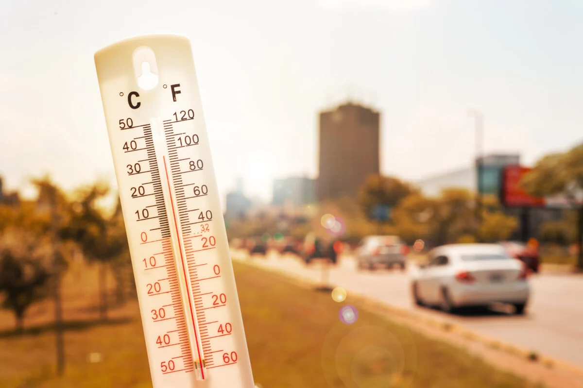 Image de Discussions Voitures. Alors que l'été bat son plein, nos véhicules se transforment souvent en fournaise sous l'ardeur du soleil. Outre les désagréments tels que les sièges surchauffés et l'air étouffant, les fortes chaleurs peuvent engendrer de véritables dangers. Certains objets laissés à l'intérieur de la voiture peuvent se métamorphoser en menaces, allant de risques pour la santé à des incidents potentiellement catastrophiques. Pour une conduite estivale en toute sécurité, il est impératif de savoir quels objets éviter de laisser dans son véhicule. Que vous planifiez des vacances, une escapade rapide ou simplement vos trajets quotidiens, la vigilance est de mise lorsque le thermomètre grimpe ! 1. Les Bouteilles d'Eau en Plastique : Plus que des Désagréments Au-delà de la simple nuisance, laisser des bouteilles d'eau en plastique dans une voiture chaude peut libérer des substances chimiques nocives dans l'eau. Le bisphénol A (BPA), le formaldéhyde et les phtalates sont autant de composés potentiellement dangereux susceptibles de contaminer l'eau. De plus, l'effet loupe créé par la bouteille peut accroître le risque d'incendie dans la voiture, même si cela demeure rare. 2. Les Téléphones et Autres Appareils Électroniques : Sensibles à la Chaleur Les appareils électroniques comme les smartphones, les tablettes et les ordinateurs portables sont sensibles à la chaleur. Des températures élevées peuvent endommager leurs batteries, provoquer une surchauffe interne et même entraîner des défaillances permanentes. 3. Les Aérosols : Une Source de Risques Les déodorants, parfums et autres produits d'entretien en aérosol représentent un danger lorsqu'ils sont exposés à la chaleur. L'évaporation de l'alcool et l'augmentation de la pression à l'intérieur du flacon peuvent entraîner des explosions potentielles. Il est recommandé de les ranger dans le coffre où la chaleur est moindre. 4. Les Boissons Gazeuses et Alcoolisées : Risque de Fuites et d'Explosions Les canettes et bouteilles de boissons sont susceptibles d'exploser ou de fuir en raison de la pression accrue causée par la chaleur. Cela peut entraîner des dommages dans l'habitacle de la voiture, créant un espace inconfortable voire dangereux en cas d'éclatement pendant la conduite. 5. Le Briquet : Un Risque d'Incendie Élevé La chaleur peut provoquer une augmentation de la pression à l'intérieur d'un briquet, entraînant une fuite de gaz ou même une explosion potentielle. Le plastique du briquet peut également fondre, rendant le mécanisme d'allumage instable. Il est fortement déconseillé de laisser un briquet dans une voiture chaude pour éviter tout risque d'accident ou d'incendie. Enfin, les produits de soin et le maquillage dans la voiture en été sont également sujets à précaution. Les fortes chaleurs peuvent altérer leur texture, leur composition et leur stabilité, les rendant potentiellement inutilisables et favorisant la prolifération de germes. Lors des journées chaudes, laisser ces objets dans votre voiture peut entraîner des conséquences indésirables. Il est donc essentiel de prendre des mesures préventives pour garantir votre sécurité, celle de vos passagers et préserver l'intégrité de votre véhicule. Alors, êtes-vous attentif aux risques que le soleil peut engendrer dans votre voiture ?