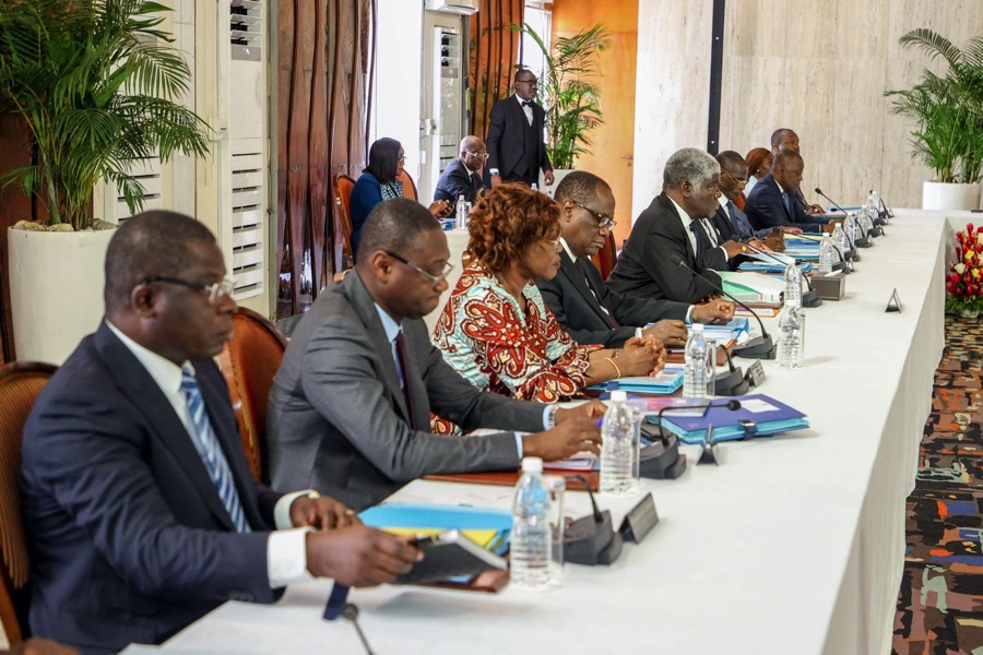 Image de Société. Lors du Conseil des ministres tenu le mercredi 13 mars 2024 à Abidjan-Plateau, deux décrets d'importance ont été adoptés, marquant ainsi des avancées significatives dans le domaine du travail en Côte d'Ivoire. Le premier décret concerne les modalités d'application des dispositions relatives au licenciement collectif pour motif économique, tandis que le second traite de l'attribution, de l'organisation et du fonctionnement du Comité technique consultatif pour l'étude des questions intéressant la santé et la sécurité du travail. Protection des Employés par des Procédures Clarifiées Le décret relatif au licenciement collectif pour motif économique, en vigueur en vertu de la loi du 20 juillet 2015 portant Code du travail, vise à fournir des directives claires quant aux conditions et procédures entourant ce type de licenciement. Amadou Coulibaly, le ministre de la Communication et porte-parole du gouvernement, a souligné l'importance de ces mesures en déclarant que celles-ci étaient conçues pour protéger les droits de tous les employés. Ce décret spécifie non seulement les conditions dans lesquelles un licenciement économique peut être légalement effectué, mais également les pièces justificatives requises et les démarches à suivre pour saisir les instances compétentes. En établissant des procédures claires et transparentes, ce décret vise à garantir que les employés sont traités équitablement et bénéficient d'une protection adéquate contre les licenciements injustifiés. Création du Comité Technique Consultatif pour la Santé et la Sécurité au Travail Parallèlement, un autre décret a été adopté pour mettre en place le Comité technique consultatif pour l'étude des questions intéressant la santé et la sécurité du travail. Ce comité, prévu par le Code du travail, remplace l'ancien Comité technique consultatif pour l'étude des questions intéressant l'hygiène et la sécurité des travailleurs. Amadou Coulibaly a souligné que ce nouvel organe constitue une plateforme essentielle pour le dialogue social et la prise en compte des questions relatives à la santé et à la sécurité des travailleurs. En donnant à ce comité le mandat d'émettre des avis sur ces questions cruciales, le gouvernement montre son engagement envers le bien-être des travailleurs ivoiriens. Une Avancée Importante dans le Domaine du Travail en Côte d'Ivoire L'adoption de ces décrets marque une avancée importante dans le domaine du travail en Côte d'Ivoire. En clarifiant les procédures entourant le licenciement économique et en renforçant les mécanismes de consultation en matière de santé et de sécurité au travail, le gouvernement démontre son engagement envers la protection des droits des travailleurs et l'amélioration des conditions de travail dans le pays. Ces mesures visent à promouvoir un environnement de travail juste et sécuritaire, où les droits des employés sont respectés et où leur bien-être est une priorité. En veillant à ce que les employés soient protégés contre les licenciements abusifs et en garantissant des normes élevées en matière de santé et de sécurité au travail, le gouvernement ivoirien prend des mesures concrètes pour promouvoir le progrès social et économique dans le pays. En conclusion, l'adoption de ces décrets représente une étape importante vers un avenir du travail plus sûr et plus juste en Côte d'Ivoire. En établissant des procédures claires et en renforçant les mécanismes de consultation en matière de santé et de sécurité au travail, le gouvernement montre son engagement envers la protection des droits des travailleurs et l'amélioration des conditions de travail dans le pays. Cependant, la mise en œuvre efficace de ces mesures sera essentielle pour assurer leur succès à long terme. Il est donc crucial que les autorités veillent à ce que ces décrets soient pleinement respectés et appliqués dans la pratique. En travaillant ensemble pour promouvoir un environnement de travail juste et sécuritaire, nous pouvons construire un avenir où tous les travailleurs ivoiriens peuvent s'épanouir et prospérer.