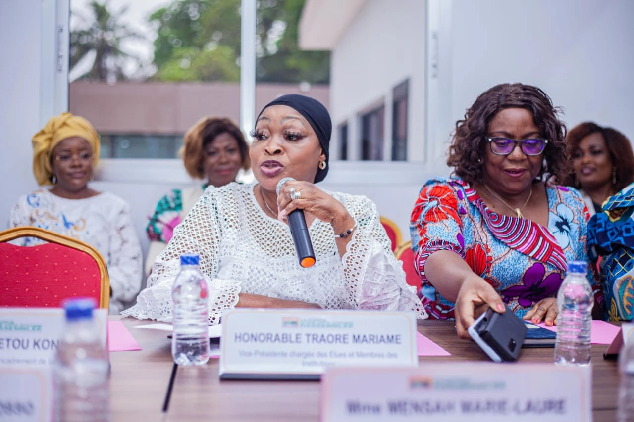 Image de Politique. Mariame Traoré, députée à l'Assemblée nationale et vice-présidente de l’Union des femmes du RHDP, vient de rentrer de New York après sa participation à la 68ème session de la Commission de la condition de la femme. Dans cette interview, elle partage les points forts de sa mission parlementaire et aborde la question cruciale de la présidentielle 2025, notamment en ce qui concerne la candidature du président Alassane Ouattara. Bilan de la participation à la Commission de la condition de la femme Lors de cette session internationale, Mariame Traoré a mis en avant les avancées réalisées par la Côte d'Ivoire en matière de droits des femmes. Elle a souligné les progrès réalisés sous la présidence d'Alassane Ouattara, tout en reconnaissant que des défis subsistent. Les discussions ont porté sur divers sujets, notamment le quota de représentation des femmes dans les instances de décision et les initiatives visant à renforcer l'autonomisation économique des femmes ivoiriennes. Mariame Traoré a également présenté les actions entreprises par le gouvernement ivoirien pour promouvoir les droits des femmes, aussi bien au niveau national qu'à l'échelle du continent africain. La Côte d'Ivoire a été félicitée pour ses progrès par l'ensemble de l'Assemblée des Nations Unies, ce qui témoigne de la reconnaissance internationale des efforts déployés dans ce domaine. Rencontre avec les femmes RHDP aux États-Unis Pendant son séjour à New York, Mariame Traoré a saisi l'occasion pour rencontrer les femmes membres du RHDP vivant aux États-Unis. Ces femmes exprimaient un certain découragement quant au suivi de leurs préoccupations par le parti au pouvoir. Elles ont fait part de leur sentiment d'abandon, malgré les appels du président Ouattara à l'unité et au retour des Ivoiriens expatriés. Mariame Traoré a tenté de leur expliquer les défis auxquels le gouvernement a dû faire face depuis 2011, année de l'accession au pouvoir du RHDP. Elle a souligné les progrès réalisés malgré les difficultés initiales, tout en invitant les femmes du parti à rester unies et à participer activement au processus politique. La question de la présidentielle de 2025 a naturellement été abordée au cours de ces échanges. Mariame Traoré affirme que le RHDP est prêt à relever le défi et à continuer à diriger le pays. Elle souligne l'importance de la mobilisation des femmes en vue de cette échéance électorale. Ces dernières sont encouragées à soutenir le parti et à travailler ensemble pour assurer sa victoire en 2025. Interrogée sur les appels à ce que le président Ouattara se retire de la vie politique, Mariame Traoré défend vigoureusement sa candidature potentielle en 2025. Elle estime qu'il est prématuré de lui demander de se retirer, soulignant qu'il est le candidat légitime du RHDP. Pour elle, le président Ouattara a le droit de se présenter comme tout autre citoyen ivoirien. Mariame Traoré exprime son souhait que le président Ouattara se porte candidat en 2025 et affirme son engagement à le soutenir dans cette démarche. Elle conclut en espérant qu'il poursuivra sa mission politique au service de la Côte d'Ivoire.