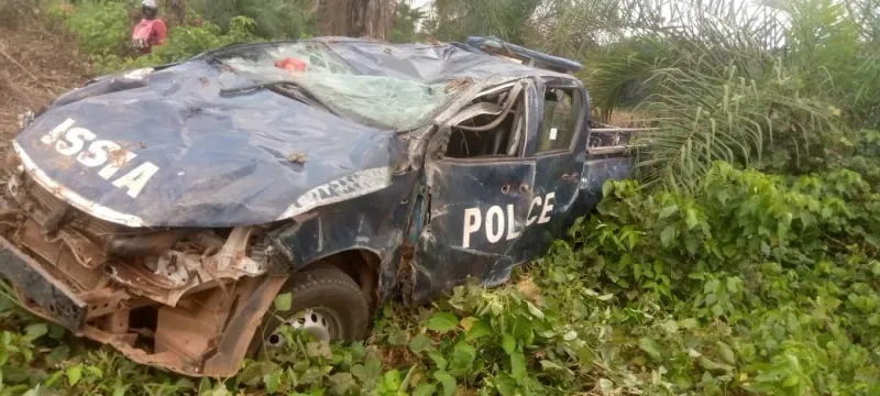 Image de Faits Divers. Le vendredi 15 mars 2024 restera gravé dans les mémoires des habitants d'Issia, une petite ville de Côte d'Ivoire, comme une journée sombre et douloureuse. Ce jour-là, l'Adjudant Djissa Blobiaud Vincent, un membre dévoué du commissariat de police local, a perdu tragiquement la vie dans un accident de la circulation lors d'une mission d'interpellation. Cette perte inattendue a non seulement plongé la communauté policière dans une profonde tristesse, mais elle a également laissé un vide immense dans le cœur de toute la ville. Un drame survenu en mission Le destin tragique de l'Adjudant Djissa Blobiaud Vincent a été scellé lors d'une mission d'interpellation ordinaire. Accompagné de son collègue, l'Adjudant Niava Ange Aurélien, ils se sont rendus à Depa, un village voisin d'Issia, suite à une plainte pour coups et blessures volontaires. Ce qui aurait dû être une mission de routine s'est transformé en une tragédie déchirante. Alors qu'ils se dirigeaient vers leur destination, un incident imprévu s'est produit : une roue arrière de leur véhicule de service a explosé, provoquant une sortie de route brutale suivie de plusieurs tonneaux. Dans cette série d'événements tragiques, l'Adjudant Djissa a été grièvement blessé et malheureusement, malgré les efforts pour le sauver, il a succombé à ses blessures avant d'arriver à l'hôpital. Son collègue, l'Adjudant Niava, bien que blessé, a eu plus de chance et a survécu à l'accident. Une communauté en deuil La nouvelle de la mort de l'Adjudant Djissa a envoyé une onde de choc à travers la ville d'Issia. Le commissariat de police local, où il était respecté et aimé de tous pour son dévouement et son professionnalisme, est maintenant plongé dans une profonde tristesse. Les collègues et les supérieurs de Djissa se souviendront toujours de lui comme d'un homme courageux, prêt à servir et à protéger sa communauté à tout moment. En cette période de deuil, la communauté tout entière se rassemble pour rendre hommage à l'Adjudant Djissa Blobiaud Vincent. Sa détermination à servir et à protéger ses concitoyens, même au péril de sa propre vie, restera gravée dans les mémoires de tous ceux qui l'ont connu. Ses collègues se souviendront de lui comme d'un exemple de courage et d'engagement, et son sacrifice ne sera jamais oublié. Alors que la ville d'Issia pleure la perte de l'un de ses fils les plus dévoués, il est important de se demander : que peut-on faire pour assurer la sécurité des forces de l'ordre lorsqu'elles sont en mission ? Comment pouvons-nous protéger ceux qui risquent leur vie pour protéger la nôtre ? C'est une question à laquelle la société dans son ensemble doit réfléchir, afin d'éviter que de telles tragédies ne se reproduisent à l'avenir.