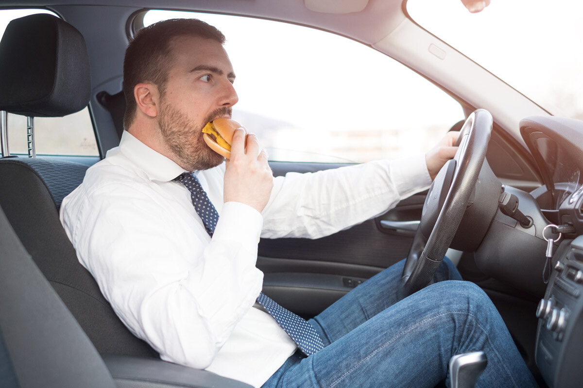 Image de Discussions Voitures. Dans le quotidien mouvementé des trajets routiers, de nombreux automobilistes se retrouvent confrontés à l'ennui des embouteillages ou à la monotonie des longs voyages. Pour combattre cette routine, certains cèdent à la tentation de manger, boire ou même se remaquiller au volant. Ce faisant, ils se plongent dans des activités distrayantes qui peuvent mettre en péril leur sécurité et celle des autres usagers de la route. La loi et la concentration au volant Le Code de la route est catégorique sur ce point : le conducteur doit demeurer en permanence en mesure de réaliser toutes les manœuvres nécessaires sans délai. Cette exigence souligne l'importance capitale de la concentration lors de la conduite. Maître Le Dall, avocat spécialisé dans les questions de circulation routière, précise que les forces de l'ordre peuvent intervenir si elles estiment qu'un conducteur est incapable de conduire normalement en raison de distractions telles que manger, boire ou se maquiller. Ce qui peut sembler anodin, comme avaler une bouchée de sandwich ou siroter un café, peut en réalité constituer une grave source de distraction. Ces gestes, en apparence mineurs, peuvent altérer la vigilance du conducteur et le temps de réaction en cas d'imprévu sur la route. En conséquence, ces distractions peuvent contribuer à des accidents évitables, mettant ainsi en danger la vie de tous ceux qui partagent la route. Les sanctions légales Le non-respect de la règle interdisant de manger et de boire au volant peut entraîner une amende pouvant aller jusqu'à 35 €, selon la législation en vigueur. Bien que cette sanction puisse sembler légère, elle vise à rappeler aux conducteurs l'importance de la sécurité routière. Il est primordial de comprendre que chaque moment d'inattention peut avoir des conséquences graves, non seulement pour le conducteur lui-même, mais aussi pour les autres usagers de la route. La sécurité routière est une responsabilité partagée par tous les conducteurs. En maintenant une concentration constante et en respectant les règles établies, chaque automobiliste contribue à réduire les risques d'accidents et à protéger la vie de chacun. C'est en adoptant une approche responsable et vigilante que nous pouvons préserver la sécurité sur nos routes. En conclusion, il est impératif de considérer la sécurité routière comme une priorité absolue. Au-delà de ses implications légales, respecter les règles du Code de la route est un acte de responsabilité envers soi-même et envers les autres. Chaque geste posé au volant doit être effectué avec une attention totale, car la moindre distraction peut avoir des conséquences tragiques. En gardant à l'esprit l'importance de la concentration et du respect des règles établies, nous pouvons tous contribuer à rendre nos routes plus sûres pour tous. Mais face à ces défis persistants, une question demeure : comment sensibiliser davantage les conducteurs sur les dangers des distractions au volant et renforcer leur engagement envers la sécurité routière?