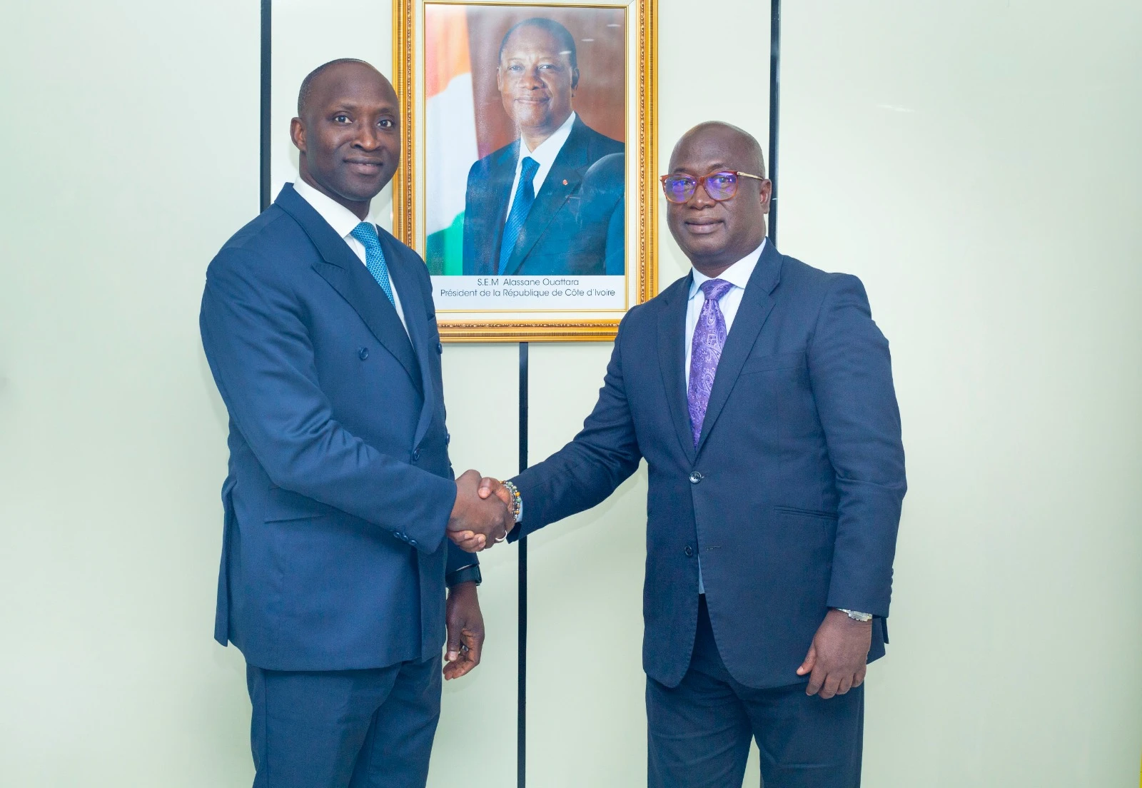 Image de Football. L'Office National des Sports (ONS) de la Côte d'Ivoire a récemment organisé un atelier de réflexion les 6 et 7 mars 2024 pour discuter de la gestion des infrastructures sportives civiles de l'État. Une semaine après cet événement, des démarches concrètes sont en cours pour mettre en œuvre les résolutions prises lors de cet atelier. L'une des principales mesures envisagées est la mise sous gestion des différentes cités et de l'hôtel de la Coupe d'Afrique des Nations (CAN) à travers un appel d'offres ouvert. Discussion avec le Comité National de Pilotage des Partenariats Public - Privé (CNP-PPP) Pour concrétiser cette initiative, une délégation dirigée par le Directeur Général de l'ONS, Ousmane Gbané, a rencontré le président du Comité National de Pilotage des Partenariats Public - Privé (CNP-PPP), Moussa Kouyaté, le mercredi 13 mars 2024. L'objectif principal de cette réunion était d'explorer les possibilités de partenariat public-privé pour la gestion de l'hôtel de la CAN à Korhogo ainsi que les cités CAN à Bouaké, Korhogo et San Pédro. Lors de cette rencontre, le président du CNP-PPP a exposé les différents types de contrats applicables en Côte d'Ivoire, notamment le bail à usage professionnel, le contrat de gestion et le contrat d'affermage. L'ONS envisage un contrat de gestion pour ces infrastructures et prévoit de lancer un appel d'offres ouvert pour sélectionner le partenaire adéquat. Pour ce faire, l'ONS devra fournir divers documents, tels que les actes des infrastructures concernées, un business plan et une cotation. Le CNP-PPP a également désigné deux structures partenaires chargées de préparer un projet de business plan et une cotation pour l'appel d'offres. Une feuille de route détaillée sera remise à l'ONS dans les 48 heures suivant la réunion. Synthèse des propositions et perspectives Cette séance de travail a été étayée par la synthèse des travaux de la commission sur la mobilisation des ressources et le financement des infrastructures sportives civiles de l'État. Divers sujets ont été abordés, notamment la rentabilité des stades et des terrains d'entraînement, ainsi que leur entretien. Les experts ont souligné le potentiel de rentabilité des stades grâce à la publicité. Des suggestions ont été faites pour confier la gestion des espaces publicitaires à des régies, tandis que des offensives commerciales sont envisagées pour attirer les pays sans stades conformes aux normes de la Confédération Africaine de Football (CAF) et de la FIFA. En ce qui concerne l'entretien des terrains d'entraînement, des recommandations ont été formulées pour les inclure dans le plan d'entretien de l'État, avec des études spécifiques à présenter aux autorités compétentes. Les discussions entre l'ONS, le CNP-PPP et d'autres partenaires, dont le Bureau National d'Études Techniques et de Développement (BNETD), se poursuivront dans les prochains jours. Ces échanges visent à définir les modalités de partenariat et à garantir une gestion efficace et durable des infrastructures sportives de la Côte d'Ivoire. À l'heure où le pays cherche à promouvoir le développement du sport et à renforcer son attractivité sur la scène internationale, la mise en place de partenariats stratégiques pour la gestion des infrastructures sportives revêt une importance capitale. Cependant, des défis subsistent quant à la mobilisation des ressources nécessaires et à la mise en œuvre efficace de ces partenariats. Comment les autorités et les acteurs du secteur comptent-ils relever ces défis et garantir le succès de ces initiatives ?