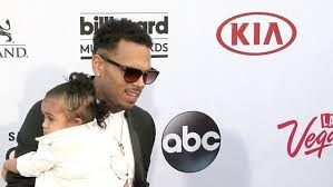 Image de Célébrités. Visiblement, Chris Brown semble très ravi de passer son temps aux côtés de sa princesse sa fille Royalty pour laquelle il a du se battre pour éviter que la mère de sa fille, Nia Guzman, ait la garde exclusive de leur fille. Il s’est rendu au tournoi de basket organise par la radio Power 106 avec sa fille visiblement très ravi d’avoir le privilège d’être avec elle. Oui c’est un privilège, car avec ses gaffes dont lui seul a le secret, ce n’était pas évident qu’un juge accepte de lui accordé la garde partagée de sa fille. Pensez-vous qu’il sera un père parfait pour sa fille ? Ne constitue-t-il pas un «danger » pour sa fille ? Votre avis.