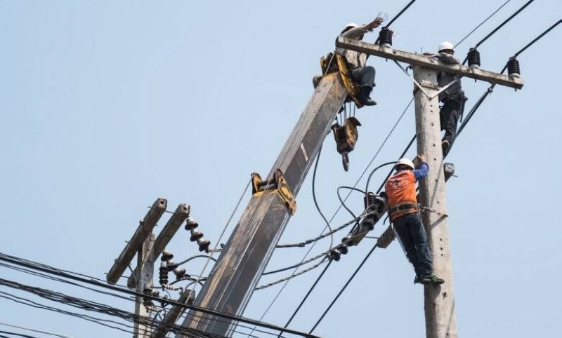 Image de Politique. Le 19 mars 2024, l'Alliance pour la Démocratie et la Paix (ADP) a émis un communiqué portant sur divers enjeux, dont le processus de recensement électoral et l'augmentation du coût de l'électricité, qui a débuté en janvier de la même année. Cette plateforme politique, ayant pris part au dialogue politique, a mis en exergue la nécessité impérieuse de réduire le coût de l'électricité en Côte d'Ivoire. Faute de quoi, elle menace d'organiser des manifestations à travers tout le territoire afin de contraindre le gouvernement à agir. Appel pressant à l'allègement des tarifs Depuis le début de l'année 2024, les habitants de la Côte d'Ivoire ont dû faire face à une augmentation significative du coût de l'électricité. Cette hausse a suscité de vives réactions, laissant transparaître le mécontentement général face à la cherté croissante de la vie. L'ADP, par le biais de son porte-parole Jacob Mamadou Coulibaly, alias JMC, a exprimé son désarroi face à cette situation. Celui-ci souligne que le gouvernement a initialement encouragé les citoyens à s'abonner massivement en réduisant le coût d'abonnement, mais a par la suite manqué à sa promesse de réduire de 20% le coût de consommation pour les abonnés aux cinq (5) ampères. Au lieu de cela, deux augmentations successives du coût de l'électricité ont été mises en place, affectant tous les abonnés. Cette volte-face gouvernementale a eu pour conséquence de plonger les populations les plus défavorisées dans une situation encore plus précaire, contraire à leurs attentes initiales. Une pression croissante sur les ménages La situation, de plus en plus insupportable pour de nombreux foyers ivoiriens, pousse l'ADP à exiger des mesures immédiates. L'Alliance réclame ainsi l'annulation sans délai de la seconde augmentation du coût de l'électricité. Le porte-parole de l'ADP, JMC, précise que si aucune action n'est entreprise en faveur d'une réduction des tarifs électriques pour soulager la population, des manifestations seront organisées dans un délai d'un mois, en collaboration avec les organisations de la société civile, sur l'ensemble du territoire ivoirien. Vers une mobilisation citoyenne Face à cette montée de tension, la question de l'accès à l'électricité et de son coût se profile comme un enjeu majeur pour la population ivoirienne. La promesse initiale d'une baisse tarifaire s'est transformée en une augmentation brutale, entraînant un impact direct sur le quotidien des ménages, notamment les plus vulnérables. La pression exercée par l'ADP et les organisations de la société civile pourrait marquer le début d'une mobilisation citoyenne d'envergure pour faire entendre les revendications populaires et contraindre les autorités à agir en faveur d'une politique énergétique plus juste et équitable. Alors que le coût de l'électricité en Côte d'Ivoire continue de susciter l'indignation et la frustration au sein de la population, l'ADP et d'autres acteurs de la société civile se préparent à une mobilisation d'envergure pour exiger des mesures concrètes de la part du gouvernement. Dans un contexte où l'accès à une énergie abordable est essentiel pour le développement socio-économique du pays, la question qui se pose est la suivante : quelle voie le gouvernement ivoirien choisira-t-il pour l'avenir énergétique du pays ?