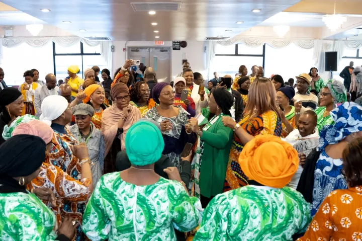 Image de Politique. Des organisations féminines de la diaspora ivoirienne aux États-Unis ont exprimé leur soutien à la candidature d'Alassane Ouattara pour l'élection présidentielle de 2025. Ces femmes, résidant à New York et dans les environs, estiment que le président actuel du RHDP (Rassemblement des Houphouëtistes pour la Démocratie et la Paix) doit poursuivre son mandat pour consolider les progrès en matière de développement et de promotion du genre en Côte d'Ivoire. Soutien à la continuité des actions de développement Lors d'une rencontre marquant la Journée Internationale de la Femme de la Diaspora, qui s'est tenue à New York le 16 mars dernier, ces organisations féminines ont exprimé leur engagement en faveur de la candidature d'Alassane Ouattara. Elles ont souligné l'importance de la continuité des actions entreprises par le président sortant pour favoriser le développement socio-économique du pays et pour promouvoir l'égalité des genres. Nasseneba Touré, ministre de la Femme, de la Famille et de l'Enfant, a été chargée de porter ce message auprès du Chef de l'État ivoirien. Lors de la cérémonie, elle a pris l'engagement de transmettre l'ensemble des motions exprimées par ces organisations féminines à Alassane Ouattara dès son retour en Côte d'Ivoire. Ce geste symbolise l'importance accordée par le gouvernement ivoirien à l'opinion et aux aspirations de la diaspora, notamment des femmes, dans le processus politique du pays. Appel à l'unité et à la solidarité Dans son discours, Nasseneba Touré a également lancé un appel à l'unité et à la solidarité entre les femmes, en mettant en avant les valeurs culturelles africaines et en encourageant la promotion de la masculinité positive. Elle a souligné l'importance pour les femmes de croire en leurs capacités et de s'unir pour faire avancer leurs droits et leur participation active dans la société. La cérémonie s'est conclue par une rupture collective du jeûne, symbolisant l'unité et la solidarité au sein de la communauté ivoirienne résidant aux États-Unis. Un hommage a été rendu à Inza Camara, consul général de la République de Côte d'Ivoire à New York, soulignant son rôle dans le renforcement des liens entre la diaspora et le pays d'origine. Alors que les organisations féminines de la diaspora ivoirienne expriment leur soutien à la candidature d'Alassane Ouattara pour 2025, une question importante se pose : quel impact ce soutien aura-t-il sur le déroulement et le résultat de l'élection présidentielle en Côte d'Ivoire ?